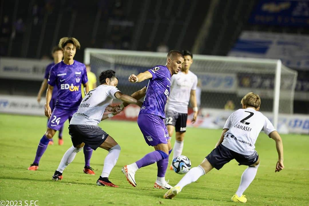 サンフレッチェ広島さんのインスタグラム写真 - (サンフレッチェ広島Instagram)「. ⚽️明治安田生命J1リーグ第27節試合結果⚽️ 広島🟣 2-0 🔴神戸  ⚽#志知孝明 (1) ⚽#加藤陸次樹 (1)  首位撃破！！！！！！！✨ そして、3試合連続クリーンシート🤩🟣 本日も最後まで”ぶちあつ”な応援ありがとうございました！！！  次の試合は、9月23日（土）アウェイ・京都戦です！ さらに上位へ✊引き続き、共に戦おう🔥  #sanfrecce | #ぶちあつ! | #広島神戸 | #jleague | #Jリーグ」9月16日 22時43分 - sanfrecce.official