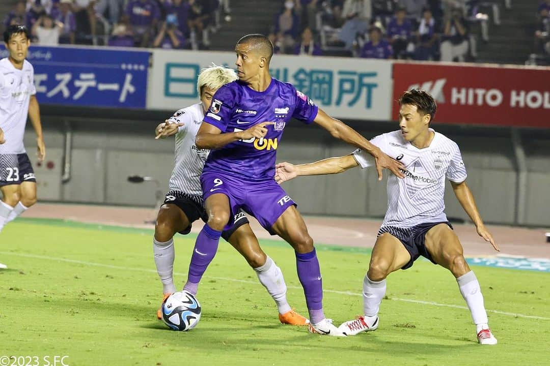 サンフレッチェ広島さんのインスタグラム写真 - (サンフレッチェ広島Instagram)「. ⚽️明治安田生命J1リーグ第27節試合結果⚽️ 広島🟣 2-0 🔴神戸  ⚽#志知孝明 (1) ⚽#加藤陸次樹 (1)  首位撃破！！！！！！！✨ そして、3試合連続クリーンシート🤩🟣 本日も最後まで”ぶちあつ”な応援ありがとうございました！！！  次の試合は、9月23日（土）アウェイ・京都戦です！ さらに上位へ✊引き続き、共に戦おう🔥  #sanfrecce | #ぶちあつ! | #広島神戸 | #jleague | #Jリーグ」9月16日 22時43分 - sanfrecce.official