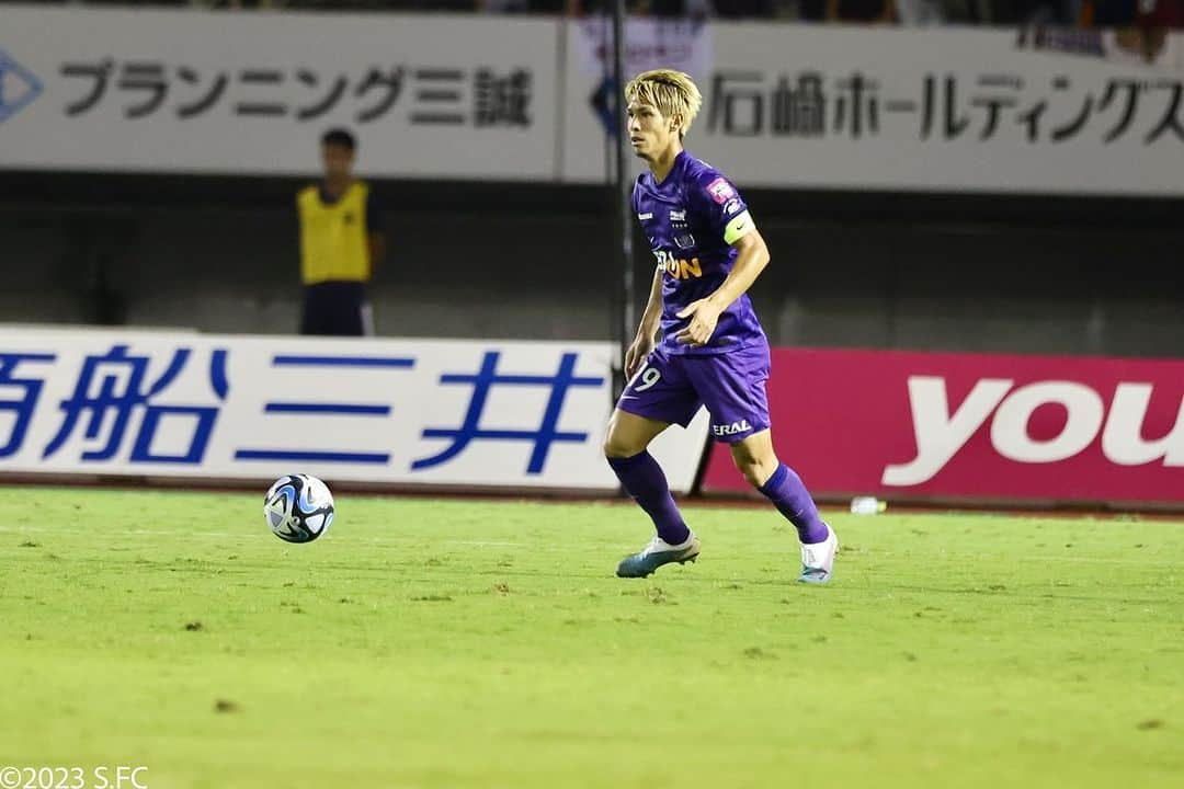 サンフレッチェ広島さんのインスタグラム写真 - (サンフレッチェ広島Instagram)「. ⚽️明治安田生命J1リーグ第27節試合結果⚽️ 広島🟣 2-0 🔴神戸  ⚽#志知孝明 (1) ⚽#加藤陸次樹 (1)  首位撃破！！！！！！！✨ そして、3試合連続クリーンシート🤩🟣 本日も最後まで”ぶちあつ”な応援ありがとうございました！！！  次の試合は、9月23日（土）アウェイ・京都戦です！ さらに上位へ✊引き続き、共に戦おう🔥  #sanfrecce | #ぶちあつ! | #広島神戸 | #jleague | #Jリーグ」9月16日 22時43分 - sanfrecce.official