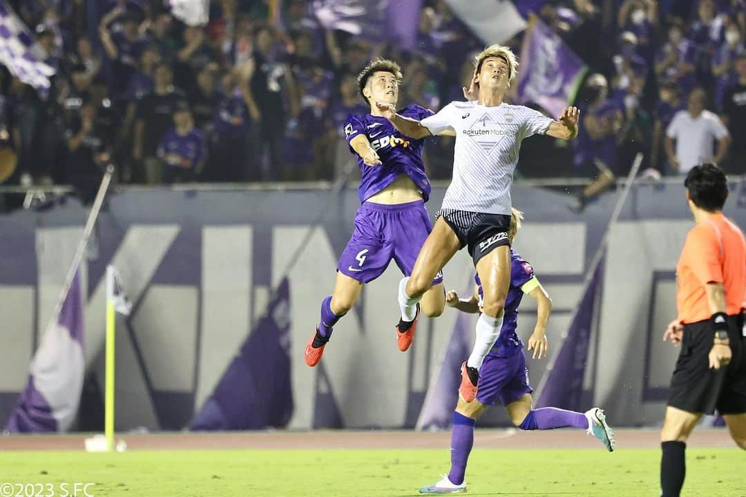 サンフレッチェ広島のインスタグラム：「. ⚽️明治安田生命J1リーグ第27節試合結果⚽️ 広島🟣 2-0 🔴神戸  ⚽#志知孝明 (1) ⚽#加藤陸次樹 (1)  首位撃破！！！！！！！✨ そして、3試合連続クリーンシート🤩🟣 本日も最後まで”ぶちあつ”な応援ありがとうございました！！！  次の試合は、9月23日（土）アウェイ・京都戦です！ さらに上位へ✊引き続き、共に戦おう🔥  #sanfrecce | #ぶちあつ! | #広島神戸 | #jleague | #Jリーグ」