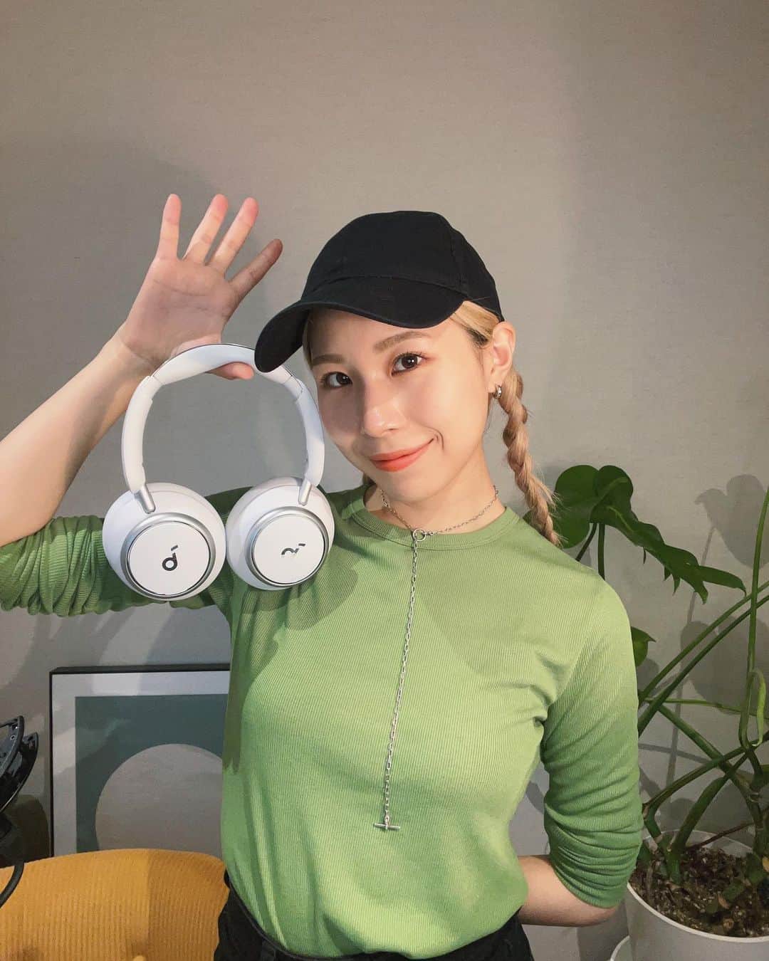 絹のインスタグラム：「実は最近、ずっと言い続けていた 「復活ライブがしたい！」 を実現するために動いています🌱  この約1年間は闘病していたので SNSでの活動のみだったけど やっと体調も安定してきて 以前と同じように活動ができそうなんだ！☺️💭  やってみたかったこと またチャレンジしたいこと これからひとつずつ叶えていく！ お知らせできるまで 少し待っててくれると嬉しいです🌷  (写真はみんなの応援のおかげでゲットできた ヘッドフォン！大切に使うね🫶🏻)」