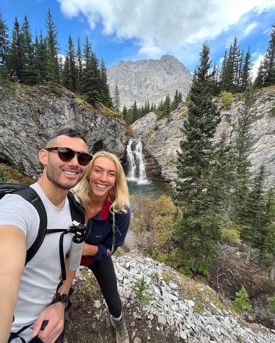 Zanna Van Dijkのインスタグラム：「Kananaskis Photo Dump + TIPS! 🇨🇦   We spent the first four days of our Canada adventure exploring this underrated region. It is vast, wild and peaceful - we hardly saw a soul on our hikes and it felt like we had the mountains to ourselves! The dream ✨  🥾 Hike: There’s SO many epic trails in the region. I warn you that they aren’t for the faint hearted. Most hike are pretty spicy, here are our faves: ➡️ Smutwood Peak (the best!) ➡️ East End of Rundle  ➡️ Elbow Lake to Tombstone Lakes  ➡️ Tent Ridge Loop  (Note: many of these trails are scrambles, please ensure you’re prepared & are staying within your limits)  🌊 Swim: We swam every day, it’s beautiful but the water is glacial and rather chilly. ➡️ Spray Lakes  ➡️ Buller Pond (our fave) ➡️ Tombstone Lakes ➡️ Lower & Upper Kananaskis Lakes Tbh most hikes go past a lake and they’re almost all swimmable so just pack your swim gear every day!   🚗 Travel: You definitely need a car to get around and access the trailheads. Ideally one which is suitable for unpaved roads. We rented a Jeep.  🏨 Stay: We stayed at @mountengadine lodge in their glamping tents. The accommodation is lush, the food is delicious and the location is ideal. Lots of trails start right from your doorstep. If the lodge is full, Canmore is the nearest town or there’s a few options in Kananaskis Village.   More info will be in my full Kananaskis travel guide on my website in a few weeks 🥰♥️ #kananaskis #kananaskiscountry #kananaskisalberta #albertacanada #explorealberta」