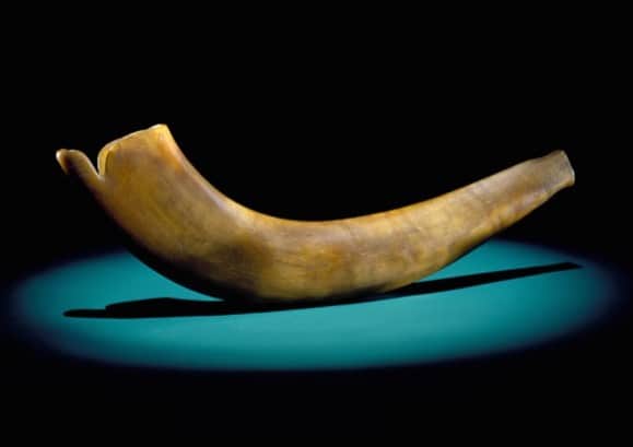 スミソニアン博物館のインスタグラム：「L'Shana Tovah! #RoshHashanah, the Jewish New Year, started last night.  The shofar is one of the earliest known musical instruments, which sounds during the Jewish High Holy Days.  This shofar belonged to Leopold Sulzberger, who was born in Germany and came to the U.S. in 1838. It's now in our @amhistorymuseum’s collection, where Sulzberger's grandson Cyrus Adler was a curator.」