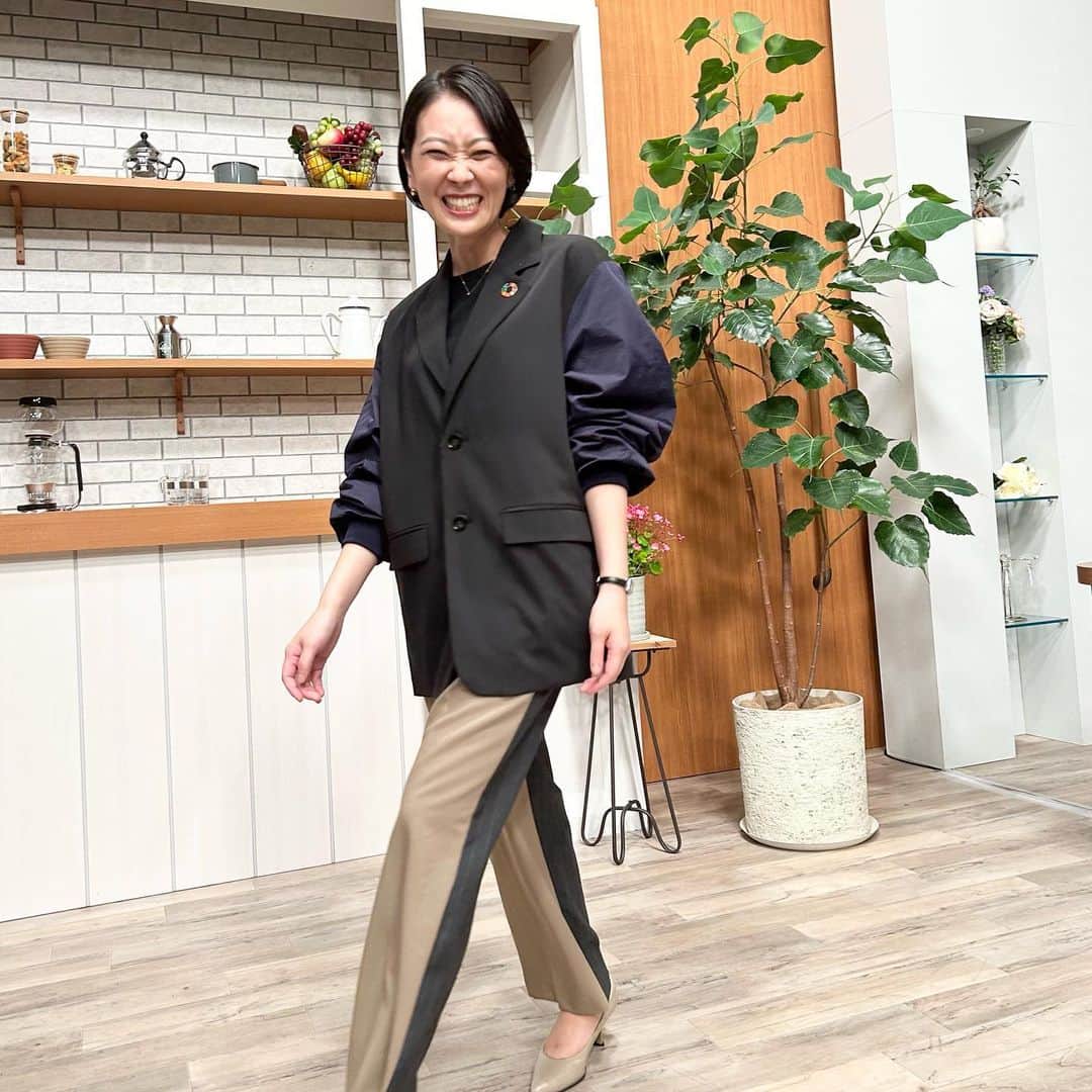 加藤沙知のインスタグラム：「今週は『なぜこんなに笑っている?』という写真が アルバムの中に沢山🤭  1枚目:取材に編集にと、日々頑張る報道女子たちが撮影してくれました♪ #写真撮影をしてくれる後輩ちゃんと笑わせてくれる後輩ちゃん#でこんな笑顔に🤭ありがとう❤️  2枚目:ひらひらブラウスが可愛くて 楽しくなった私を、 スタイリストさんのアシスタントさんが撮影してくれていました🙈笑 左側の手(私の右手)の形が…なんだかお恥ずかしい笑　  では、今週の衣装＆ヘアセットです。 詳しくは番組アカウント(@check.mrt )に掲載しています!  3枚目:9月11日(月) 4枚目:9月12日(火) 5枚目:9月13日(水) 6枚目:9月14日(木) 7枚目: 木曜日のヘアセットをしていただいている美容室にて♪ 8枚目:おまけ🤭  来週もご覧いただけると、喜びます✨  #MRT#チェック#check #衣装#コーディネート #オフィスコーデ#通勤コーデ #ヘアセット#ショートカット」