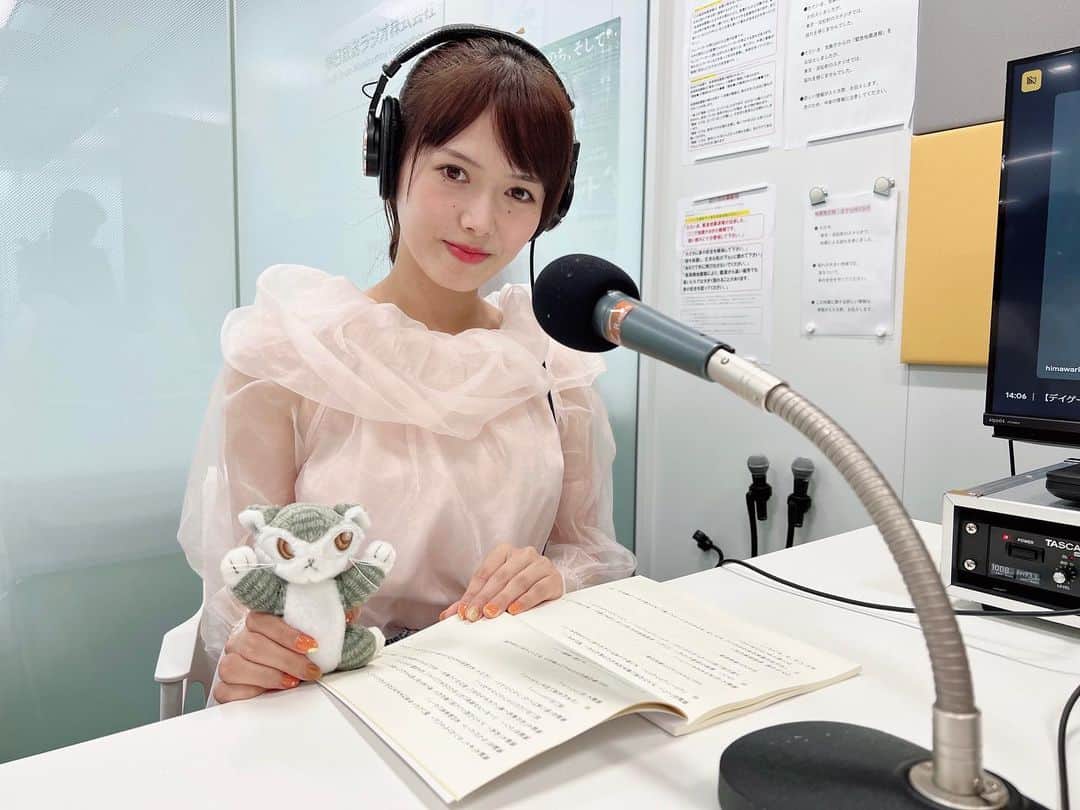 のインスタグラム：「こんばんは♪ どんな土曜日をお過ごしでした？☺️  今日の土曜日やんなぁ？を 聴いて下さった方も ありがと〜う☺️  radikoでも聴けるよ〜^ ^  リスナーのみなさんともねぇ愛さんスタッフさんが めっちゃ優しくて凄く幸せな時間です💓 いつもありがとうございます☻  すまし顔をやんなぁのスタッフさんが 撮って下さったにゃ〜🐈  ほなおやすみなさい💤 また明日ね〜  #ABCラジオ #ダヤンと霧の竜 #やんなぁ娘 #やんなぁ」