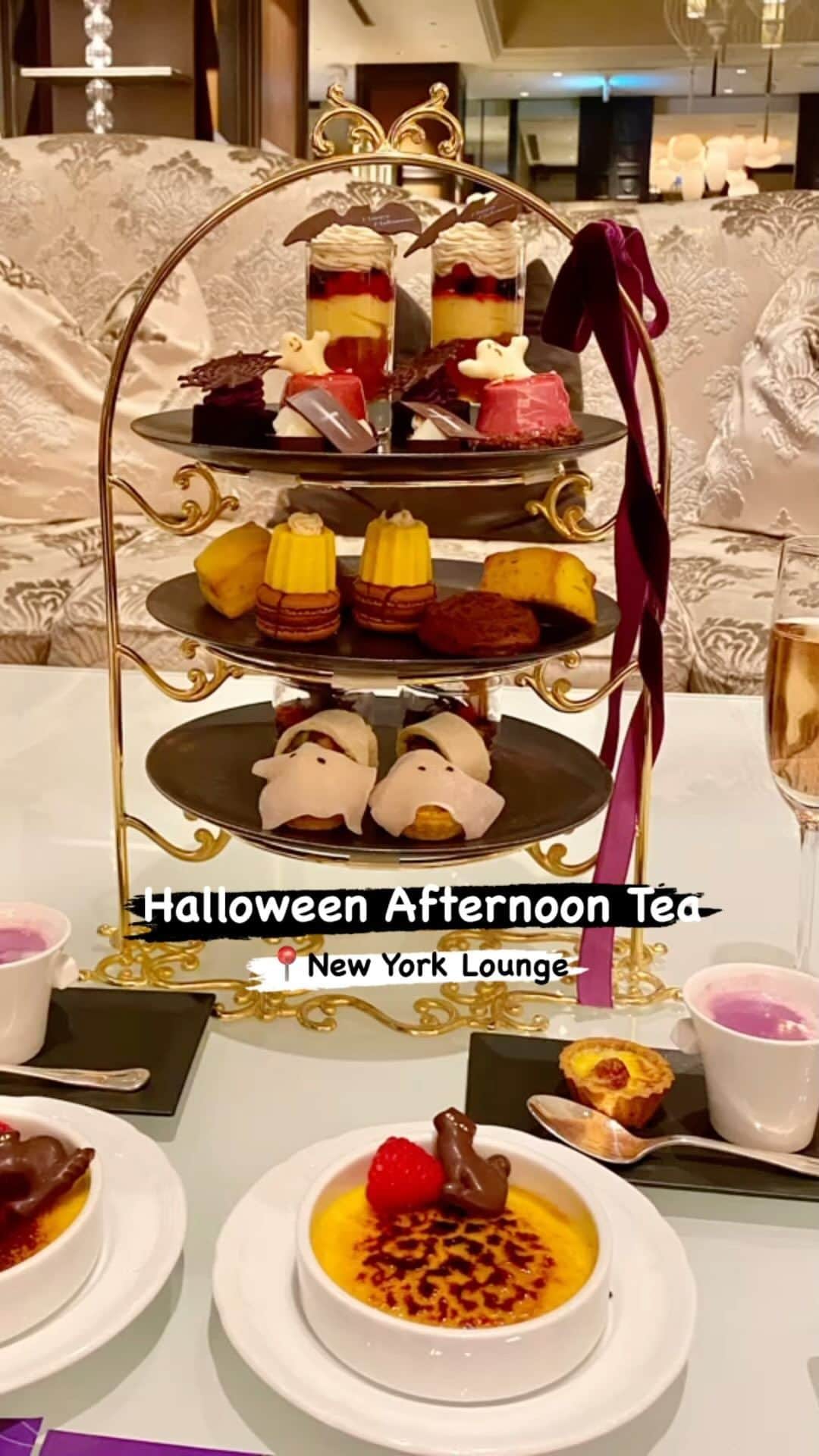 InterContinental Tokyo Bayのインスタグラム：「. ニューヨークラウンジでは、ハロウィンデコレーションされたスイーツやセイボリー、秋の味覚のモンブラン、フルーツが楽しめるアフタヌーンティーを提供中👻  スペシャルディッシュとして、パンプキンブリュレをお届けいたします。  優雅な空間が広がるニューヨークラウンジでハロウィンパーティーをお楽しみください💕  “Halloween Afternoon Tea” is available for purchase at New York Lounge from September 1st, featuring an exquisite array of Halloween-inspired sweets and savory items that made by autumn ingredients such as pumpkin, purple sweet potato and more. Please enjoy an elegant and playful Halloween with our seasonal afternoon tea.  #ホテルインターコンチネンタル東京ベイ #インターコンチネンタル東京ベイ #intercontinentaltokyobay #intercontinental #intercontinentallife #アフタヌーンティー #アフヌン #ヌン活 #アフタヌーンティー巡り #ハロウィン #halloween  #ハロウィンアフタヌーンティー  #afternoontea #モンスター  #黒猫 #オバケ #おばけ  #血糊 #秋の味覚 #スイーツ巡り #newyorklounge #ニューヨークラウンジ #モンブラン #和栗 #紫芋 #カシスムース  #パンプキンブリュレ」