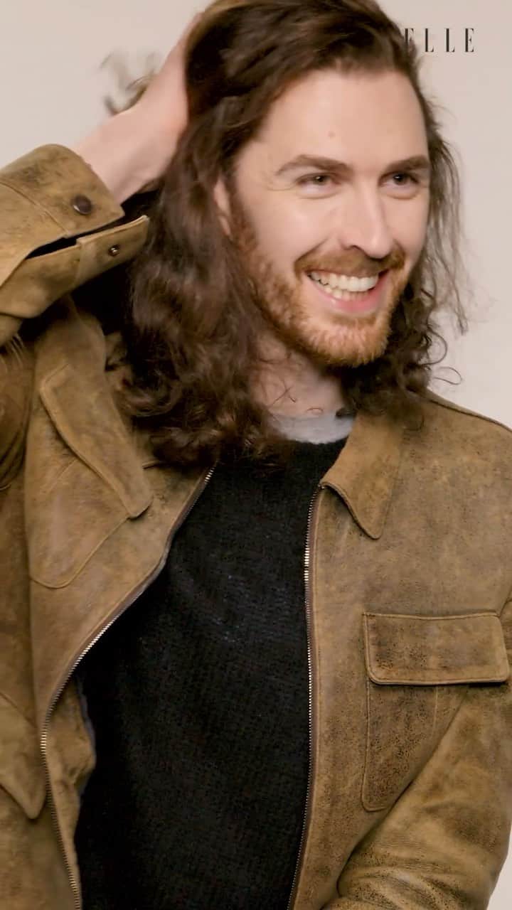 ELLE Magazineのインスタグラム：「Can we carry Hot Irish Guy Summer into fall please? #Hozier joined ELLE for a game of #SongAssociation. 🔥 Watch at the link in bio.」