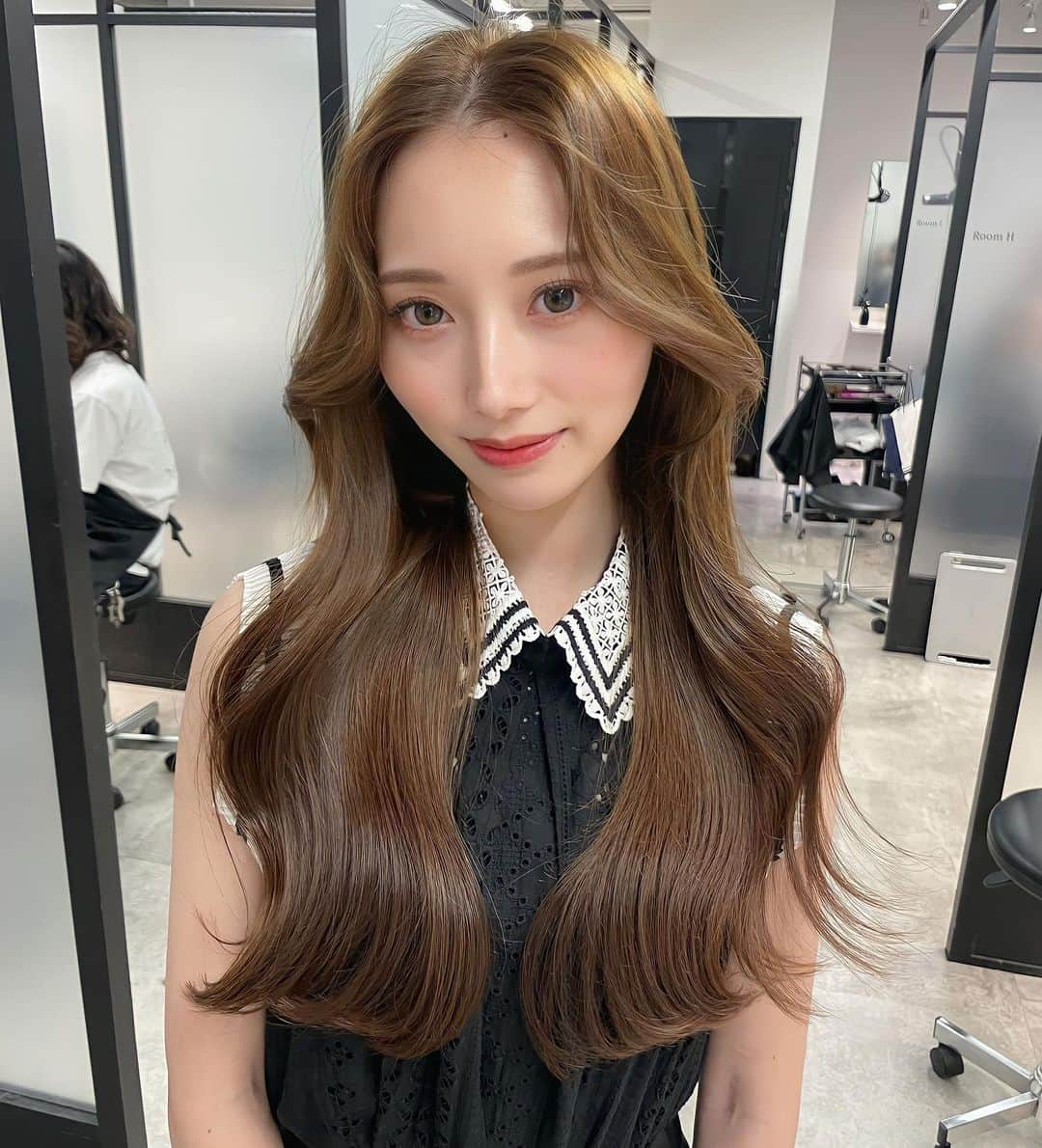 のインスタグラム：「保存を必ずお願い致します 顔まわりのこだわりがあるので 必ず可愛くなります カウンセリングの際に 【カラー・仕上げ】僕があなたに合わせて必ず可愛くします お出かけ前に是非  #渋谷美容室 #くびれヘア#渋谷 #ワンホンヘア#顔周りカット」