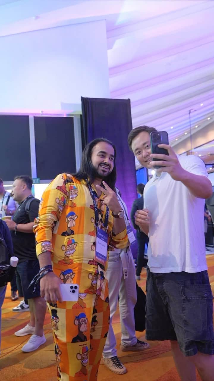 エヴァン・ルースラのインスタグラム：「What a week in Singapore and the @F1NightRace is only just beginning!  Non-stop meetings, rekindling old friendships, and forging new connections. Seven-figure deals are becoming the norm; time to set the bar even higher. Onward and upward! 📈🚀💯  Bless up! ❤️」