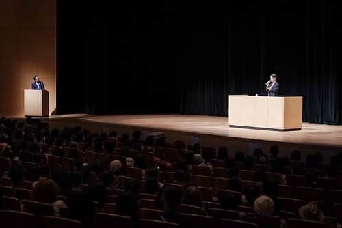 窪塚洋介のインスタグラム：「遠藤周作先生 生誕100年記念で訪れた長崎。 素晴らしい滞在だった。 ピュアで熱く真摯なスタッフの方々と 素敵な時間を過ごせて幸せ^ ^ また必ず戻って来ます📖  〜遠藤周作 生誕100年記念〜 登壇挨拶。 (1人喋りパート全文)  遠藤周作  生誕100年ということでお祝いに駆けつけさせて頂きました 窪塚洋介です。  僕は2017年に公開になったハリウッドの巨匠、マーティン・スコセッシ監督による映画「Silence〜沈黙〜」にてメインキャストの1人キチジロー役で出演させて頂いた経緯から、本日お声がけ頂いたものと思います。 運営の皆様、お招き頂きまして本当にありがとうございます。 心底光栄に思っております。  僕は正直に言いまして「沈黙、海と毒薬、深い河、故里庵先生名義のエッセイ」と数えるほどしか先生の作品を読んでいませんが、 それでも、先生が恐ろしいほどの洞察力と正直さで、人間の本質を残酷なまでに言葉でえぐる様は、 どれほど自分自身と向かい合えば、ここまでの言葉を選び,組み合わせ、勇気をもって我々の心に落とし込むことができるのだろうかと驚愕します。 生きた時代や生きた環境が著しく違うという理由だけなのでしょうか？  例えば「海と毒薬」の勝呂の相方の言葉ですが、 「他人の眼、社会の罰が恐いのであって、自身の良心の呵責が起こらないことが不気味」 不気味…思わず本を閉じ目を閉じて、反芻せざるを得ないような言葉が散りばめられています。共感してくださる方がいたら嬉しいのですが、そのためになかなかページを繰れないことが多々あります。  大連で幼少期を過ごされ、戦後日本人で初めて2ヶ月の航海を経てフランスに渡り、戦犯国の留学生としてリヨン大に学び尚、「合わない洋服」と語った"物心つく前に入信していたキリスト教"と、その後のご自身との折り合いの付け方が、稀代の作家を生み出したこともまた想像に難くないことではあります。  これは医師であり作家の夏川さんの言葉ですが、 "神を持たない日本人、良心を持たない日本人"を 書き続けた遠藤周作先生。  もしかしたら人が嫌いなのでは？と思いきや、故里庵山人というとてもチャーミングな側面で、人の世を笑ってみせることが出来る。。この二面性というか懐の深さが、作品を越えて特に魅力的です。  「深い河」で大津が「神は存在ではなく働きです。ぼくは善と悪とをあまりにはっきり区別できません。善の中にも悪はひそみ、悪の中にも良いことが潜在していると思います。だからこそ、神は手品を使えるんです。ぼくの罪さえ活用して、救いに向けてくださった」と 夕暮れのリヨンの街で、久しぶりの再会を果たした美津子に話しますが、僕も"神は働きである"ということに全くもって同じ見解です。 僕自身、家は仏教徒、本人は窪塚教徒ですが、"神"と言う言葉を使う時は、宇宙の理だったり、この世の真理、法則というようなものと同義と捉えて使っているように思います。 大津はキリストのことを「たまねぎと呼んだっていい」と言いましたが、僕も誰に教えられるわけでもなく、なんという名で呼んでみても、それは変わらないもの、と思っておりました。20代前半で出演した「GO」という作品の原作に"薔薇という名前を変えてみても美しい香りはそのまま"という扉の言葉がありますが、それも同じことを現しているのだと思います。  いまの日本人は、ハロウィンをやってクリスマスをやって、年末年始に寺社仏閣に参拝が出来るほどの"柳のようなしなやかさ"を身につけました。裏を返せば海外の方や一神教の信徒の方々からは、一貫性のない無神経な無神教徒と思われるかもしれません、長いものに絡め取られるような感じで、根源的な不安感の原因を他人と同じにすることで払拭するただ弱いモノのようですが、その根底には、黙してただすべてに寄り添う八百万の神々という信仰が、この遺伝子に組み込まれた故の"美意識"ということがあるからなのかも、とも思います。 いいものはいい。好きなものは好き。私はこう生きる。ありがとう。そういうもの同士が手を取り合い肩を叩き合いながら、尊重し合って生きられる時代をつくっていきたいです。国や通貨や宗教や性別や趣味や趣向が違っても幸せを願う気持ちは同じですもんね？  👇後半へ続く」