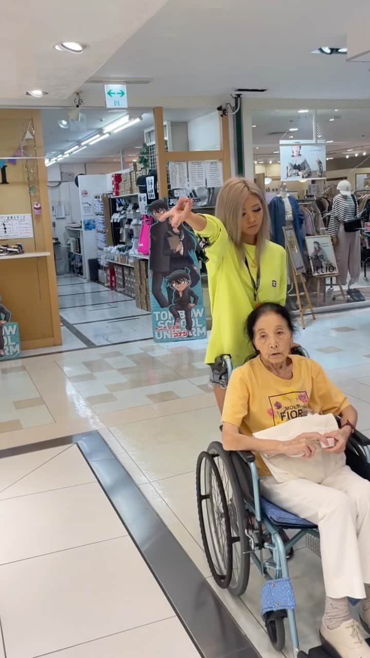 YUURAMOMOのインスタグラム：「Twitterで何故かすごいバズった動画。  ばあちゃん。今年中には私はもうこの世には居ない😞、と言い続けて10年経ちました。笑 89歳の誕生日おめでと★⭐︎ まだ生きててくれ🌺 #油浦桃 #ドリギャル」
