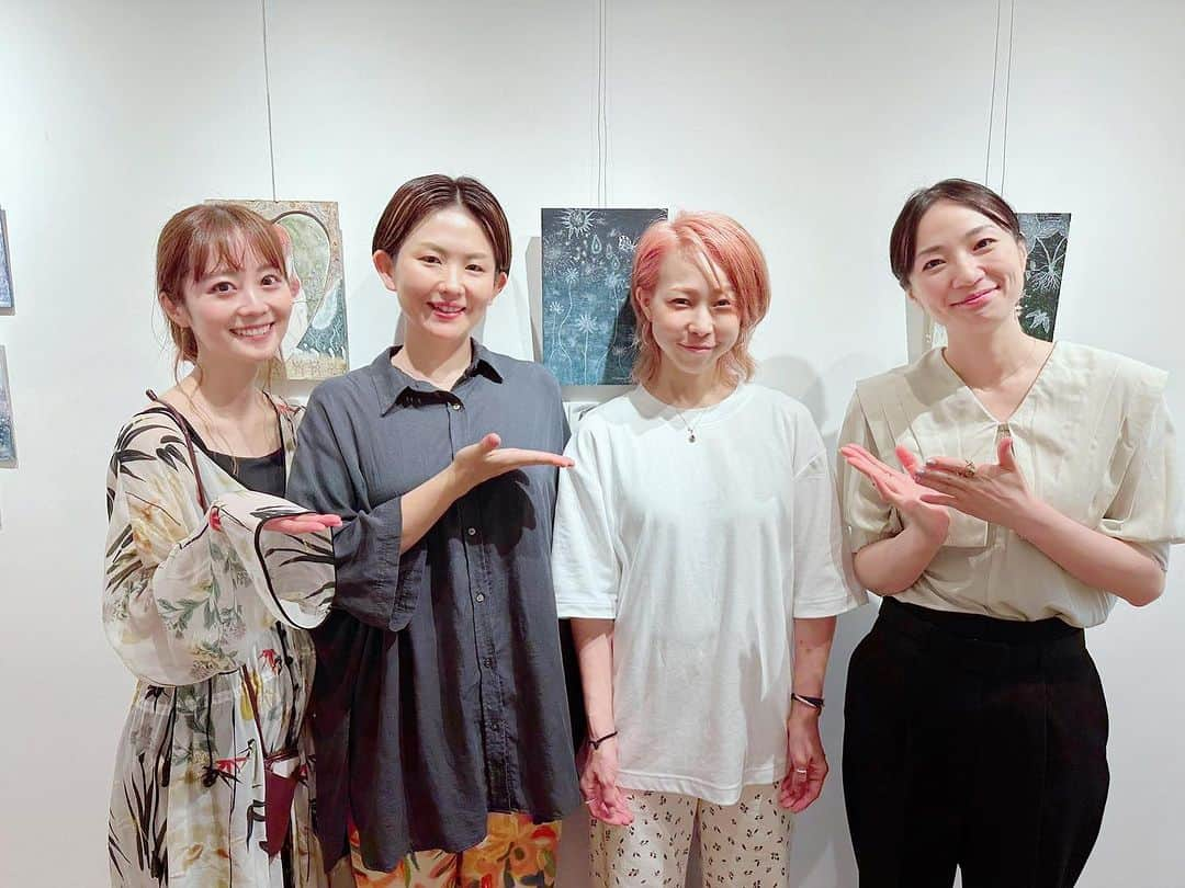 新津由衣のインスタグラム：「いそむ(Maiko Isomura)の初個展に行ってきました💕おめでとう〜✨✨✨  いそむワールドにふわふわ漂える 絵画とネイルの世界🤍 やさしくて切なくて あたたかくて幻のような  彼女のセンスと情熱が大好きなのですが、爪にもキャンバスにも愛といろんな心模様が溢れていました✨  ものづくりに真摯に向き合う仲間がそばにいて ほんとうに幸せです✨ ありがとう♡ また一緒にクリエイトしたいな🥰  個展は明日までなので、お時間ありましたらぜひ🙌  ejiちゃん、かおりんにも会えて 即席お話会もできて楽しかったです⭐️ ミニejiちゃん(娘ちゃん)が 背中からジブリ感〜🌳胸きゅん。。。！！ エネルギーのかたまりだねぇ 愛のかたまりだねぇ 愛しいちいさなてんしに 会えました💕  #MaikoIsomura #ちいさなてんしちゃんは新津由衣の曲をいっぱい歌ってくれてるんだって #嬉泣」