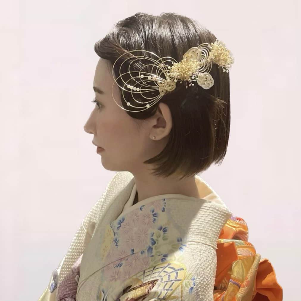 江口千夏のインスタグラム：「幼馴染の結婚式参列の為に @felice___hairmake さんで 着付け、ヘアセット、メイクして もらいました✨  ミニボブでも大正ロマンな感じの くるくる前髪作って貰えた🧡  #振袖 #着物 #ボブ #ミニボブ #ボブヘアセット #ショートヘアセット #ボブヘアアレンジ #ショートヘアアレンジ #kimono #japan #tokyo」