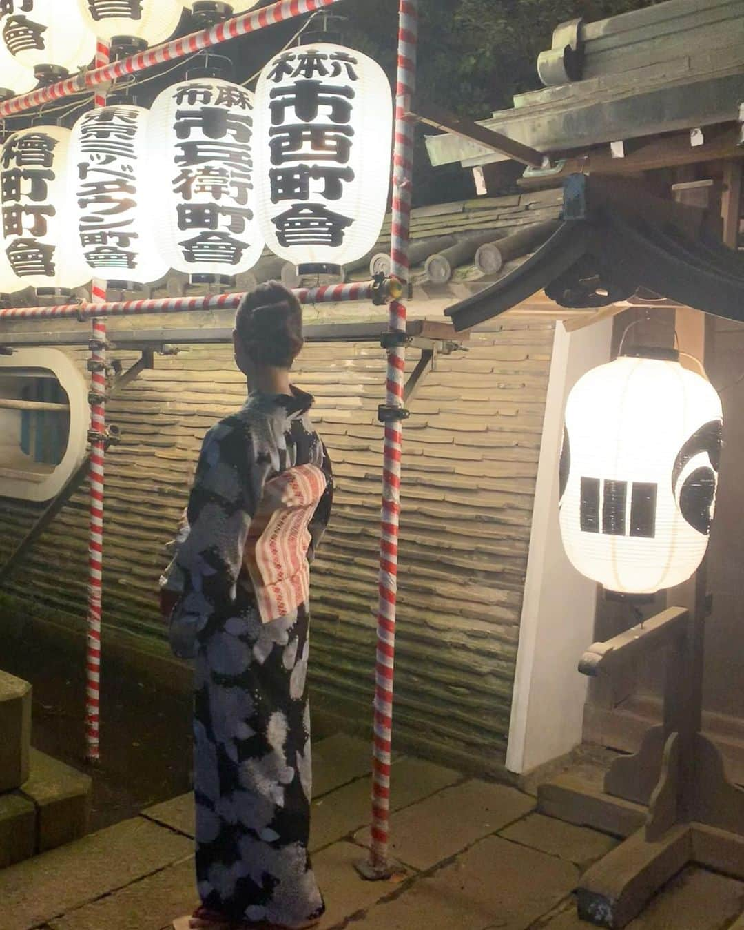 沢瀉美緒さんのインスタグラム写真 - (沢瀉美緒Instagram)「※ Matsuri in autumn 🍂  . 氷川神社のお祭りに😌 夕方から集まって、 @wakiya_stagram の焼きそば @bistoroq のトリュフポテト @yushokuakasaka のお稲荷さん食べながら 楽しいひととき😍 . @makishimiz @izumikimoto と おしゃべりしながら雰囲気を楽しみました😊 . 明日は友人達がお神輿を担ぐそうで 法被を見せてくました！ . 夏がどんどん終わってしまうのが とってもさみしい🥹 . . #赤坂氷川山車 #赤坂氷川山車保存会 #山車 #山車祭り #江戸型山車 #赤坂氷川祭 #神輿 #祭り #祭 #祭礼 #赤坂氷川神社 #赤坂 #東京 #akasakahikawajinja #akasakahikawashrine #shrine #tokyo #akasaka #kimonomio #yukata #浴衣」9月16日 23時12分 - mio_omodaka