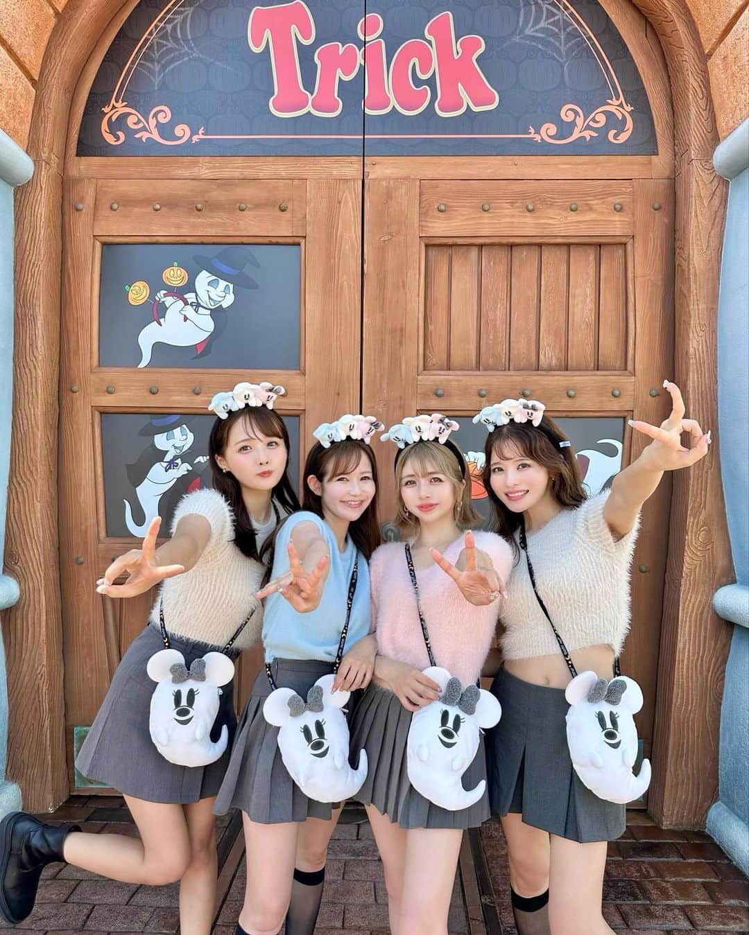 小沼瑞季のインスタグラム：「👻🎃😈 ⁡ 4人でホテルに泊まって ハッピーエントリーで早朝からディズニーへ🥰❤️ ⁡ 今年のおばけちゃんも可愛かった🥹💕💕💕 グッズ無事に買えてよかったー❣️ ⁡ シャギーニットにグレーのスカート合わせ🩶 ⁡ ⁡ #tokyodisneyland #disneyparks #disneyhalloween #ディズニーハロウィン #ディズニーコーデ #ディズニーハロウィン2023 #ハロウィン #dハロ #みいきディズニー🏰💞」
