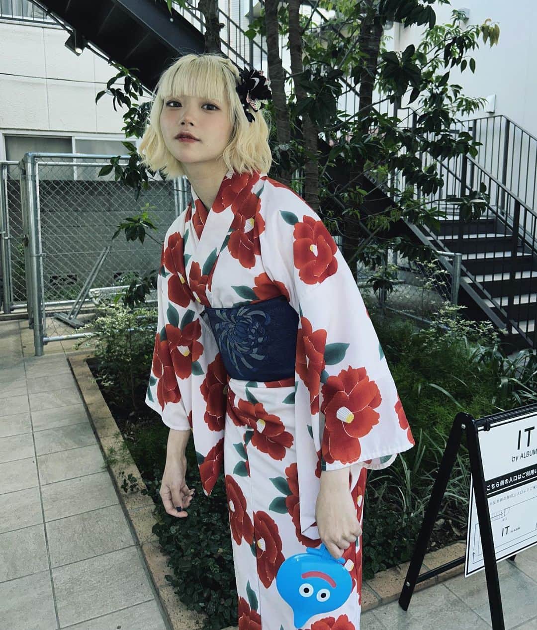 のインスタグラム：「🎐 りりぱで浴衣のあたしの写真と、 それの写真とるために外に出たときに 地面にパンルナの携帯と、食べかけのおにぎりとスライムの鏡を置いたまま移動してたら それをみたオタクがあたしたちの私物を守っている写真」