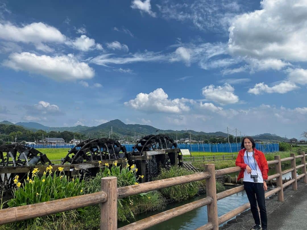 高野寛のインスタグラム：「九州・旅の思い出 福岡・朝倉の三連水車  天気が良すぎて、合成写真みたい  ーー  ■高野寛 with 宮川剛・九州ツアー2023「大福長熊」  4年ぶりの九州ツアー。 ドラムの宮川剛さんとのデュオ編成で、それぞれ特色のある会場を回ります。  2023年9月15日(金)　LIBERTE(リベルテ)  2023年9月17日(日)　いとの森の歯科室  2023年9月18日(月・祝)　長崎県美術館　ギャラリー棟2Fホール  2023年9月20日(水)　ONE DROP(ワンドロップ)」