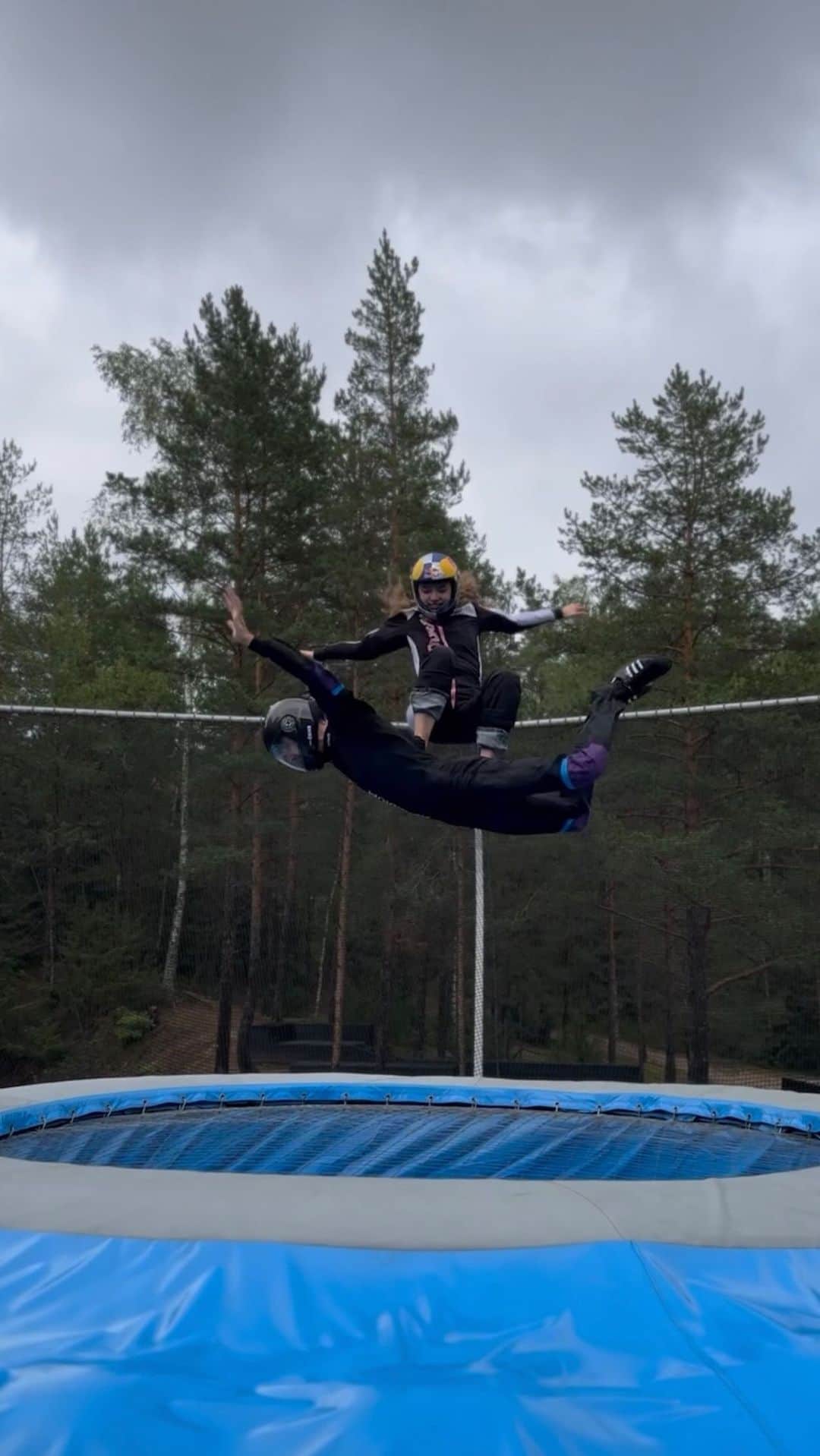 レッドブルのインスタグラム：「friends supporting friends 🤝  🦅: @Kuczynska.maja, @eriksosmanis and @aerodium   #redbull #givesyouwiiings #funny #flip #skydiving」