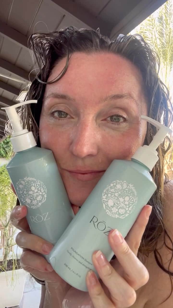 JO BAKERのインスタグラム：「R Ō Z • Z E N • C L E A N S E 💦 Confession…. finally used up my other shampoo + conditioner and this is my first time trying @rozhair #thefoundationduo shampoo and conditioner…  @mararoszak I’m already obsessed with #milkhairserum as you know… but these cleansing gems are like spa therapy for my scalp, locks & senses. Absolutely gorgeous …a rare moment of personal serenity last week when baby boy was having his midday nap.  Talk about spa ritual vibes…. !!!  Scents and smells create a pathway memory for us… I’m so pleased I waited and created this memory with this signature #rōzhair scent… so I can close my eyes at home and sink back into this glorious outdoor shower moment.   Silky, soft, shiny de~tangled hair of dreams… this is my new favorite and I’m not going back 💥‼️  #iykyk #selfcare #spa #rituals #haircare #selflove #beautybloggers #obsessed #hair #hairtutorial #hairtransformation #hairgoals」