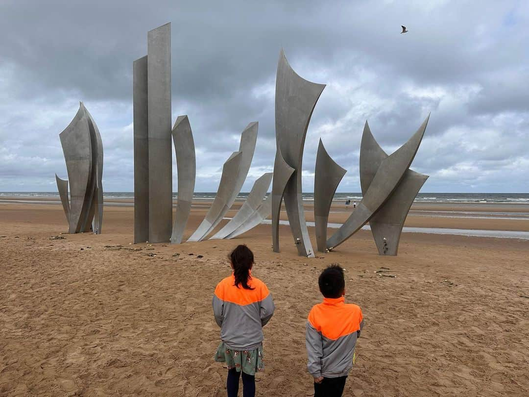 エリナ シルカのインスタグラム：「Omaha Beach 🕊️」