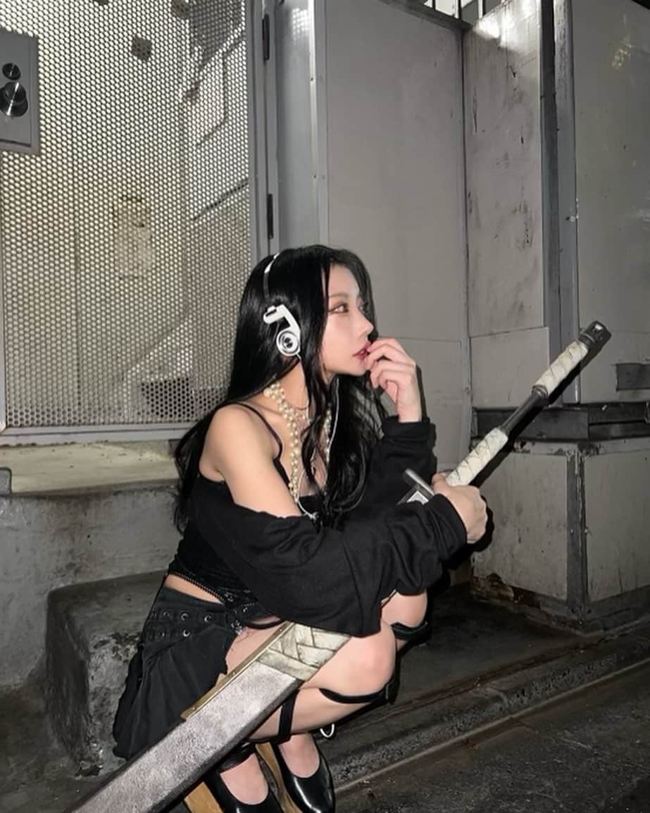香椎かてぃのインスタグラム：「この度『モンスターハンター Now』のCMに出演させていただきました。 初めてのアクションでしたが、これは好きだ。とすぐに確信しました。 初めてのCMで私で大丈夫か不安と緊張がありましたが、制作の方々やアクションの先生たち、超可愛い衣装のおかげでちゃんと向き合えて撮影に挑めました。 このような貴重な経験ができたことを大切に自分の人生に飾ります。 ぜひ、モンハンNowダウンロードしてね  #モンハンNow #今こそ狩りまくれ #PR」