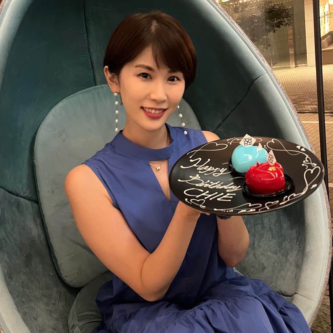 小松千絵のインスタグラム：「先日、誕生日でした🎂  当日がうるさごぜんで、 翌日がJリーグ中継だったので リスナーをはじめ多くの方におめでとうメッセージをいただけて嬉しい限りです。 ありがとうございました！  この１年も自分の限界を決めずに頑張ります。  アナウンス部の仲間からもプレゼントもらいました🎁🎵 先輩後輩関係なく誕生日にプレゼントを用意しあう我がアナウンス部です。 みんなセンスが良いな〜☺️  #アナウンサー #ラジオパーソナリティ #ラジオパーソナリティー #ラジオ #radio #radiko #山梨放送 #ybsラジオ #小松千絵」