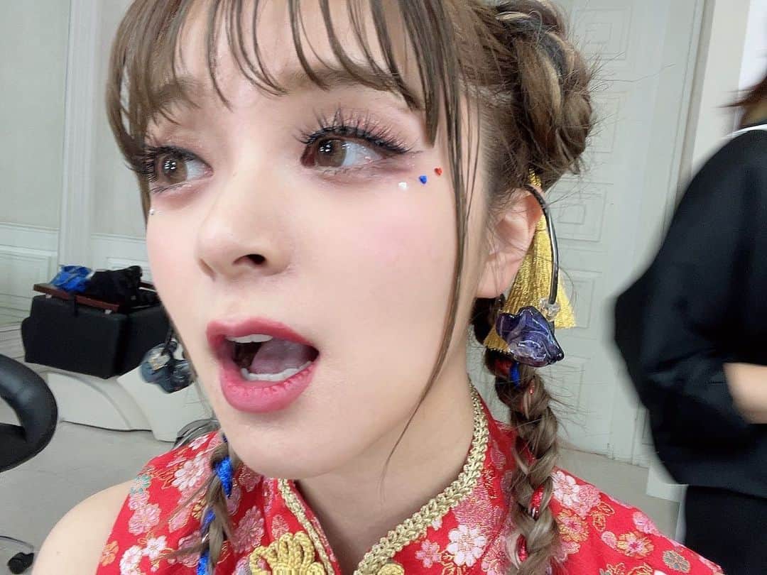 MARiAのインスタグラム：「今日はタイカラー🇹🇭なヘアメにしてもらってました🤍❤️💙  #GARNiDELiA #ガルニデ　#ガルニデss2023 #MARiA #美依礼芽 #hairmakeup」
