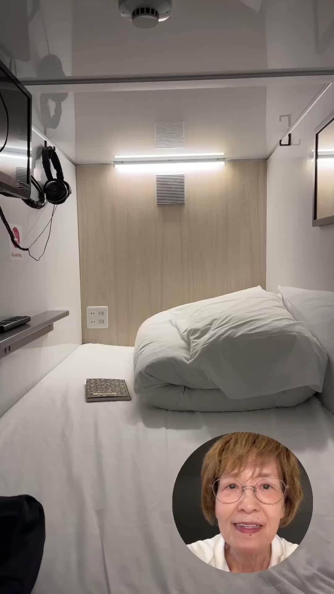 Cooking with Dogのインスタグラム：「My second stay at a capsule hotel (pod hotel) in my life, and it was a hit! I want to stay here again. 😆 "This capsule hotel is new and clean, and it's spacious! It's really nice." 人生で2度目のカプセルホテル、当たりだった！また泊まりたい(笑)👩‍🍳😍「このカプセルホテル新しくて綺麗でね、広い！とってもいいわ」」