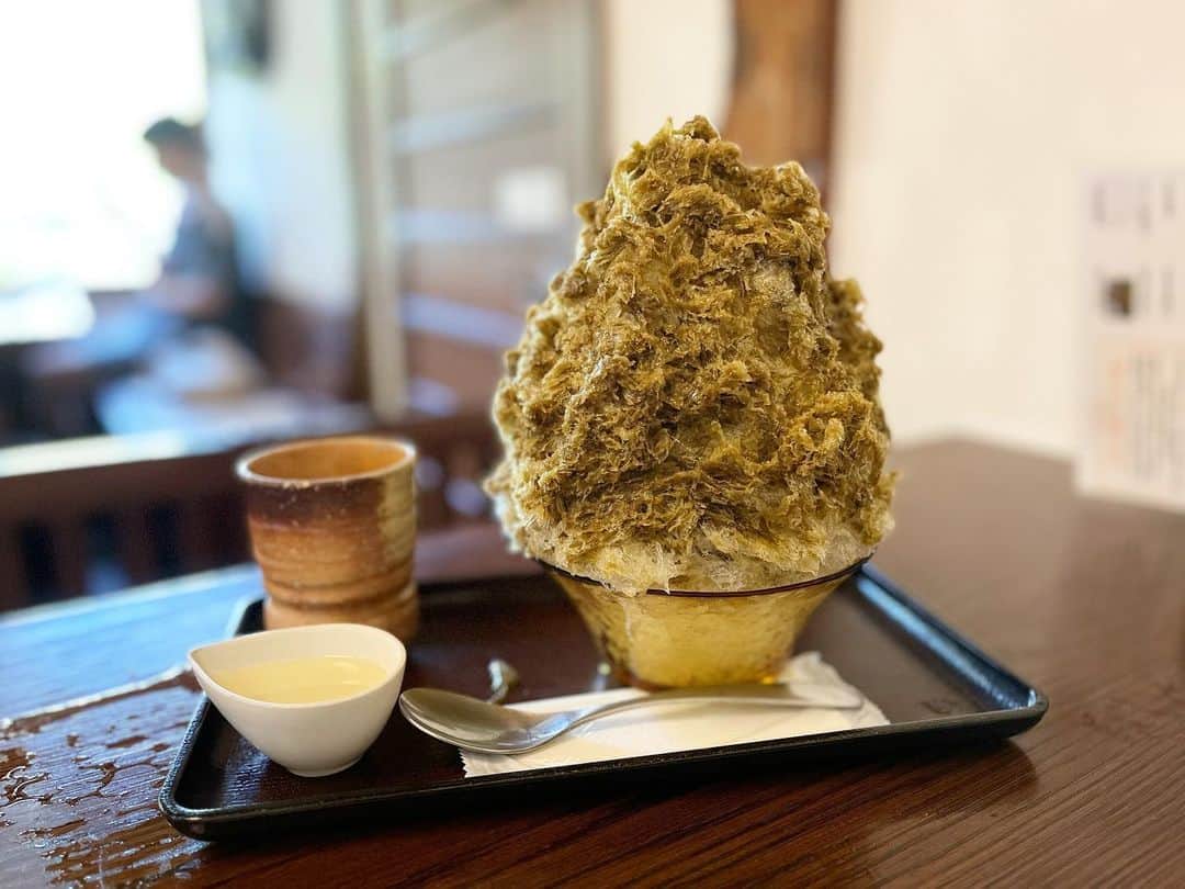 原田麻子のインスタグラム：「ほうじ茶金時ミルク  最後はやっぱりほうじ茶で！ 好きな味なんだー香ばしくて…うんめぇ  先に冷抹茶がでてきて(これがおいしい！)、かき氷がお茶で、 一緒にあつあつのほうじ茶もついてくる。 お茶づくしの日の出園さん 幸せな夏のひととき  #かき氷#かき氷🍧#おやつ#ごはん#sweets#shaveice#神奈川かき氷」