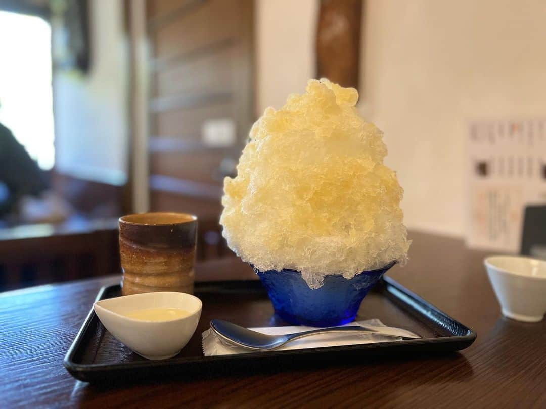 原田麻子のインスタグラム：「葉山しょうが金時  今年ラスト日の出園さん！ しょうが３回もいただけたの嬉しかったなぁ  ５回のうち駐車場停められたのは２回、あとはにいやんが徘徊してる間にひとりで。笑  #かき氷#かき氷🍧#おやつ#ごはん#sweets#shaveice#神奈川かき氷」