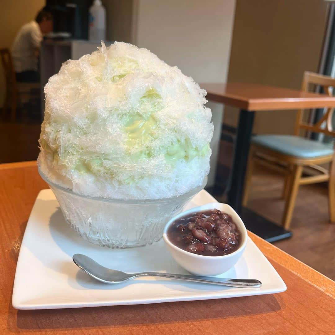 原田麻子のインスタグラム：「アボカドみるく あずき  この組み合わせで〆るのがお気に入り。  #かき氷#かき氷🍧#おやつ#ごはん#sweets#shaveice#東京かき氷」