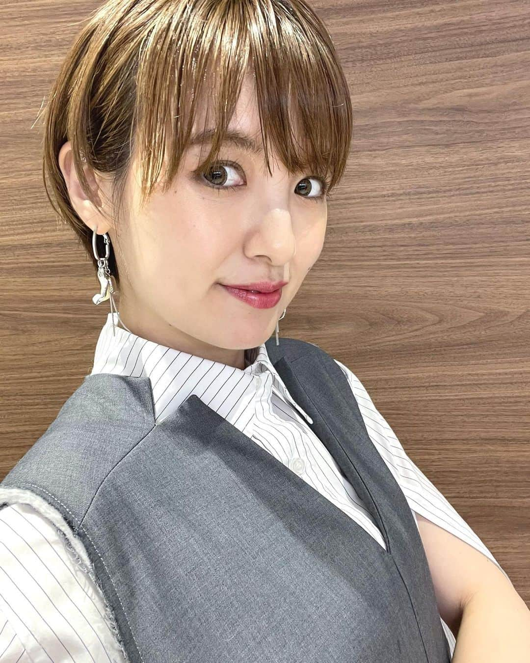 南明奈さんのインスタグラム写真 - (南明奈Instagram)「プチブランチ衣装✨  写真1・2枚目 トップス @rosebud_official_ パンツ @maisonspecial_women ピアス @lynow25 パンプス @dianashoespress  写真3・4枚目 セットアップ @amerivintage  ピアス @miina.gems ブーツ @dianashoespress  写真5・6枚目 シャツ、ワンピース @anogh_official ピアス @lynow25 靴 @randa_pic  写真7・8枚目 トップス、スカート @cocodeal_official ピアス @viola_bijou リング @plafu77 ブーツ @randa_pic」9月16日 23時15分 - akinaminami