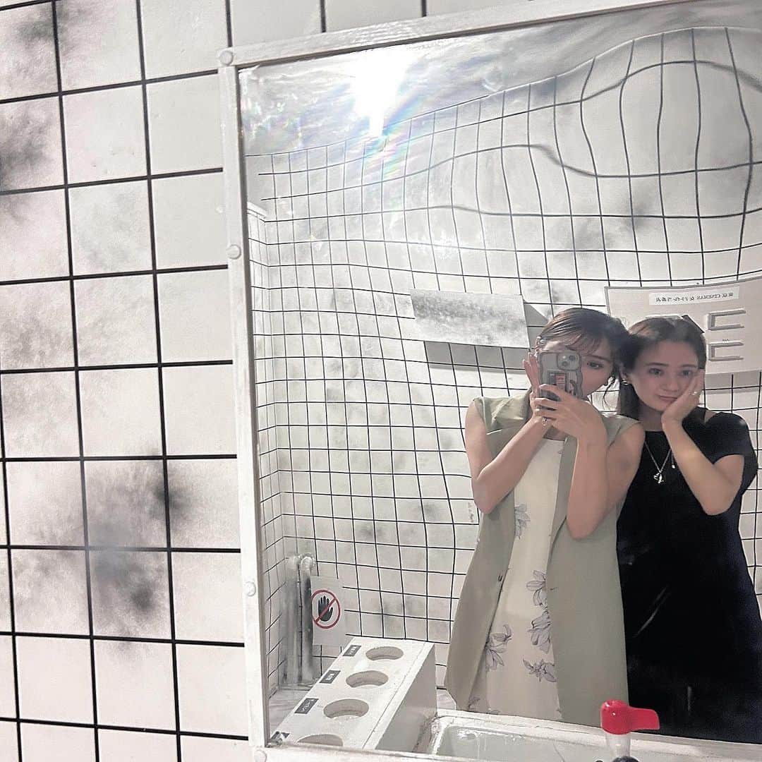 宝生真里奈さんのインスタグラム写真 - (宝生真里奈Instagram)「. この間お姉ちゃんと一緒に リアル体験型脱出謎解きゲームしに 【東京密室】北新宿店に行きました！  むかーしパパに連れてってもらって 謎解き行ったことがあって それが楽しかったからお姉ちゃん 誘って行ったんだけど、 まっっっっじで楽しかった✨  今でもお姉ちゃんと謎解きロス って言ってるんだけどお姉ちゃん今 函館に住んでるから次来たらまた行く！  入った瞬間から雰囲気があって、 無線で2回だけヒント聞けるんだけど めっちゃ惜しい最後のところで脱出ならず🥺  ホラーと脱出が一緒になってるって珍しいしからって 花子さんの部屋に挑戦したけど 怖さと楽しさでずーっと お姉ちゃんに抱きついてやってた🤣🤣🤣  ほんっっっとにオススメだから みんなにも行ってほしい！！  っていうか私も行きたいから 行く時みんな私に教えてってくらい🤣  色んなお部屋があって 花子さんのお部屋は⭐︎4つだったけど 二手に別れないとできない部屋もあったから 色々やってみたい！！！  もう一回言うけどマジでオススメ。  想像の30倍くらいが楽しい😆☀️  スタッフさんもとてもいい人だった🥺 はぁー、また行きたい(しつこい)  まりと次遊ぶ人ここね！笑  PR @tokyo_mysteryroom #北新宿 #レジャー施設 #新大久保駅 #大久保駅 #東京密室 #脱出ゲーム #東京おでかけスポット」9月16日 23時19分 - _marina0831_