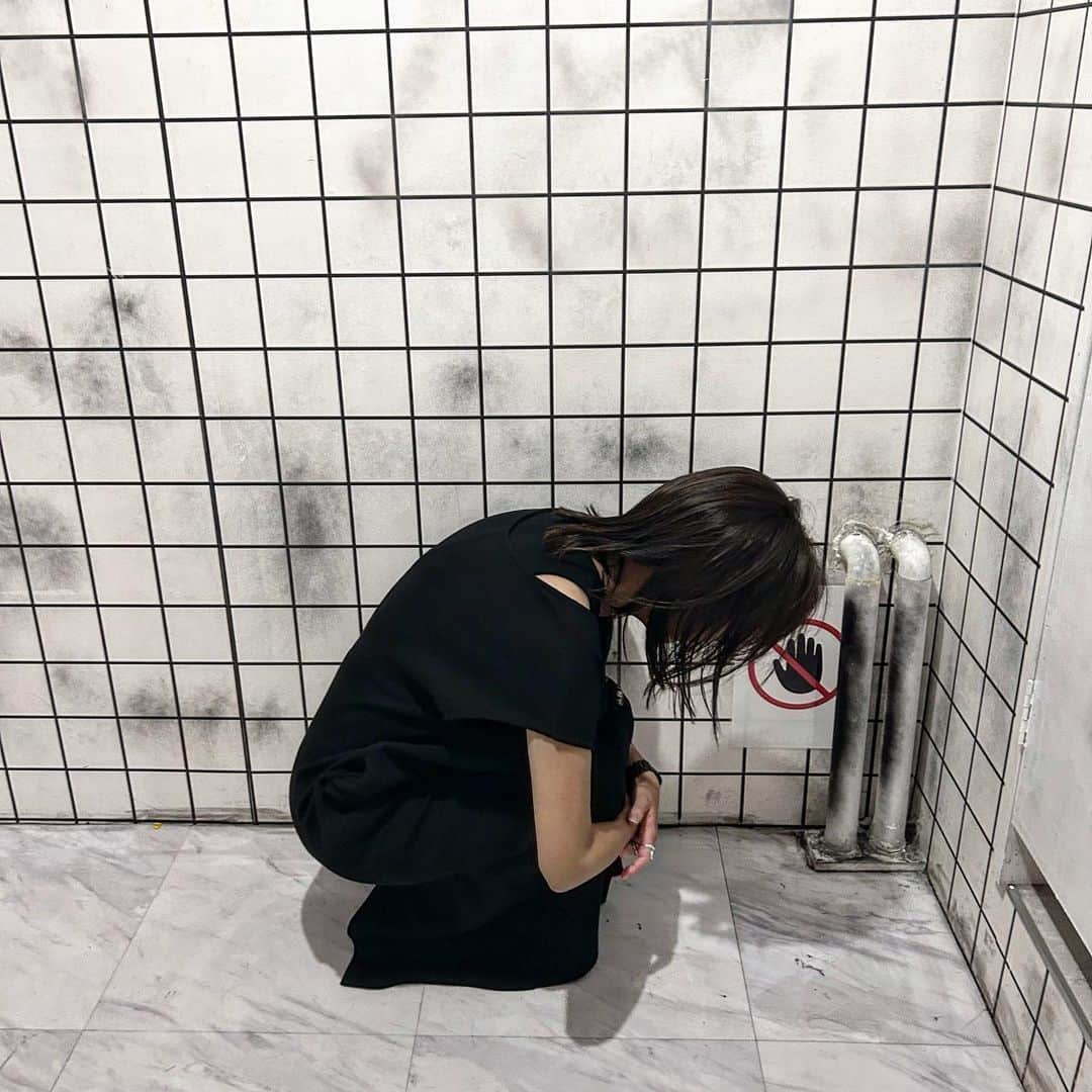 宝生真里奈さんのインスタグラム写真 - (宝生真里奈Instagram)「. この間お姉ちゃんと一緒に リアル体験型脱出謎解きゲームしに 【東京密室】北新宿店に行きました！  むかーしパパに連れてってもらって 謎解き行ったことがあって それが楽しかったからお姉ちゃん 誘って行ったんだけど、 まっっっっじで楽しかった✨  今でもお姉ちゃんと謎解きロス って言ってるんだけどお姉ちゃん今 函館に住んでるから次来たらまた行く！  入った瞬間から雰囲気があって、 無線で2回だけヒント聞けるんだけど めっちゃ惜しい最後のところで脱出ならず🥺  ホラーと脱出が一緒になってるって珍しいしからって 花子さんの部屋に挑戦したけど 怖さと楽しさでずーっと お姉ちゃんに抱きついてやってた🤣🤣🤣  ほんっっっとにオススメだから みんなにも行ってほしい！！  っていうか私も行きたいから 行く時みんな私に教えてってくらい🤣  色んなお部屋があって 花子さんのお部屋は⭐︎4つだったけど 二手に別れないとできない部屋もあったから 色々やってみたい！！！  もう一回言うけどマジでオススメ。  想像の30倍くらいが楽しい😆☀️  スタッフさんもとてもいい人だった🥺 はぁー、また行きたい(しつこい)  まりと次遊ぶ人ここね！笑  PR @tokyo_mysteryroom #北新宿 #レジャー施設 #新大久保駅 #大久保駅 #東京密室 #脱出ゲーム #東京おでかけスポット」9月16日 23時19分 - _marina0831_