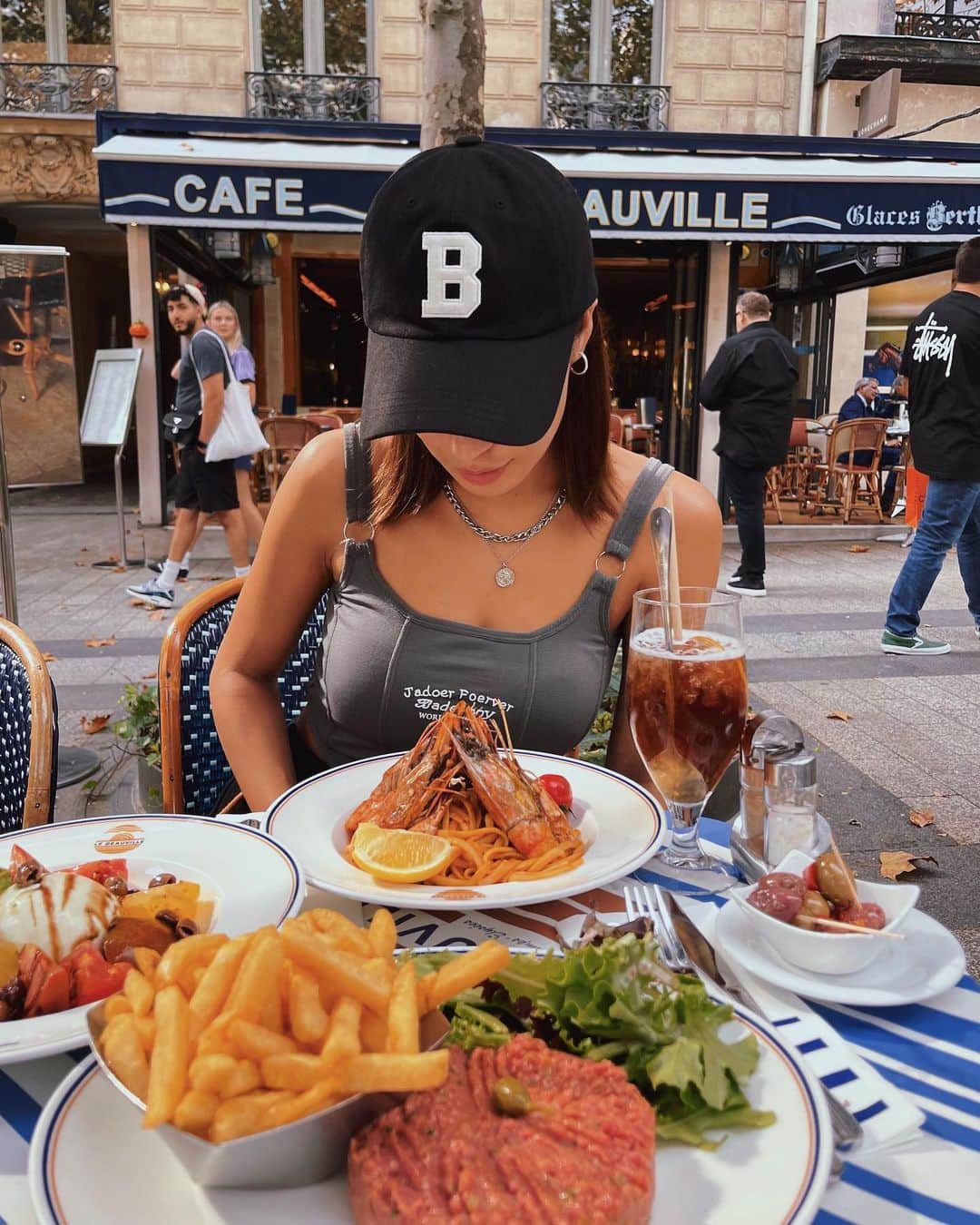橋本梨菜さんのインスタグラム写真 - (橋本梨菜Instagram)「みんなで食べたランチ🤍🍽  とりあえず頼みまくって 食べまった毎日でした。  とにかくパンばっかりたべた🇫🇷✌️  #paris」9月16日 23時29分 - hashimoto_rina_