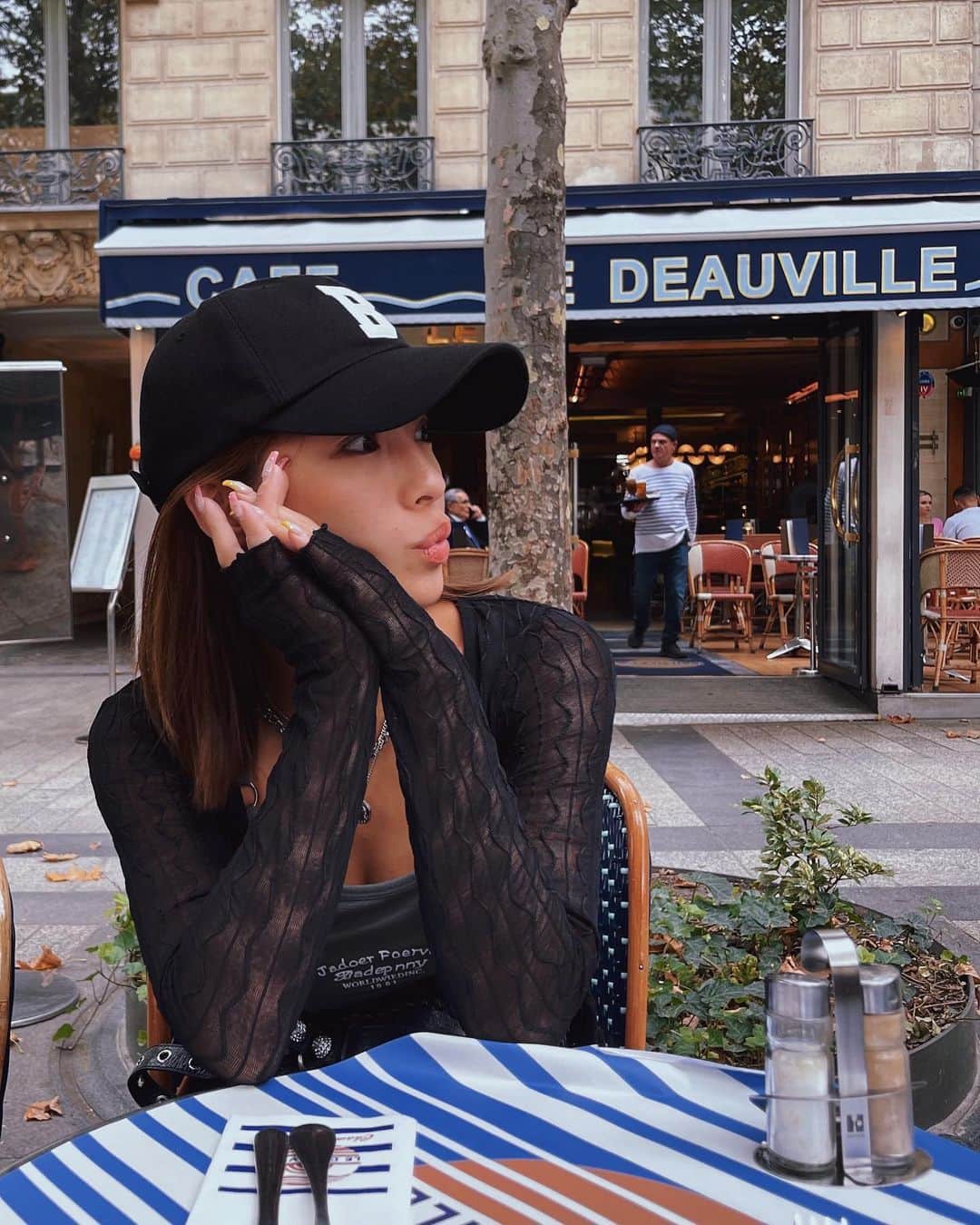 橋本梨菜さんのインスタグラム写真 - (橋本梨菜Instagram)「みんなで食べたランチ🤍🍽  とりあえず頼みまくって 食べまった毎日でした。  とにかくパンばっかりたべた🇫🇷✌️  #paris」9月16日 23時29分 - hashimoto_rina_