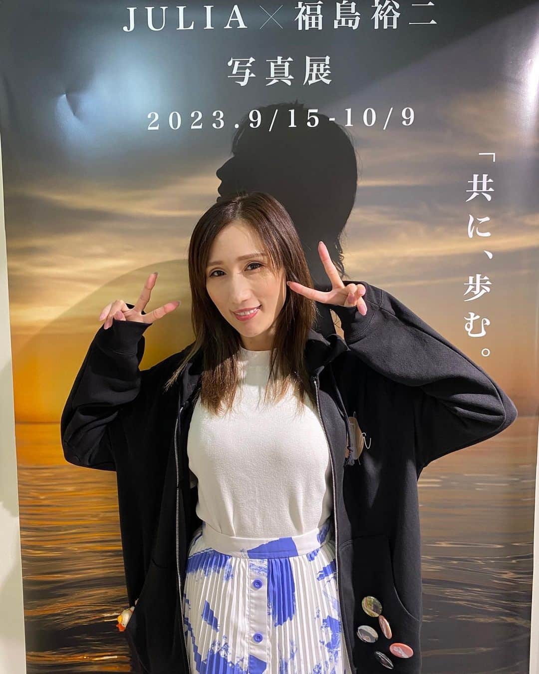 JULIAのインスタグラム：「☆ 写真展在廊１日め終わりました♡ * いつメンも、初めましての方も、 Instagramを見て…と海外の方も来てくれて嬉しかった♡  グッズもたくさん購入していただき、 プレゼントや差し入れまでいただき、 たくさんたくさんありがとうございました！！  また明日9/17も13〜20時まで在廊しているので遊びに来てください♪ 13〜15時はちょっと混み合っている可能性があります泣  #JULIA写真展 #julia写真展」