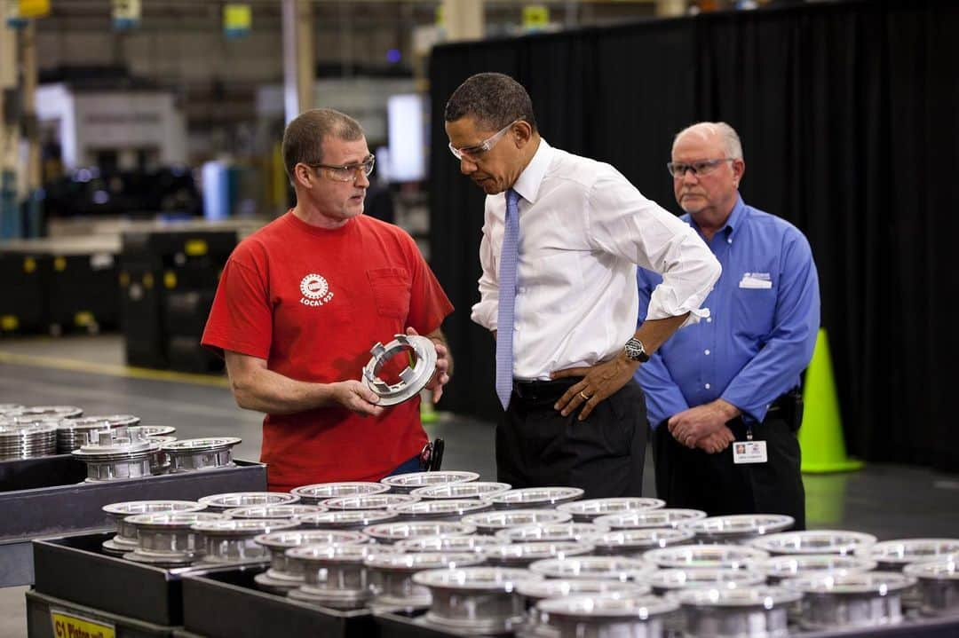 Barack Obamaのインスタグラム：「Fourteen years ago, when the big three automakers were struggling to stay afloat, my administration and the American people stepped in to support them. So did the auto workers in the UAW who sacrificed pay and benefits to help get the companies back on their feet. Now that our carmakers are enjoying robust profits, it’s time to do right by those same workers so the industry can emerge more united and competitive than ever.」