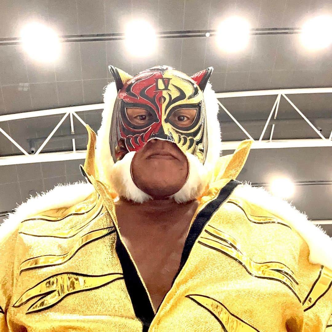 タイガーマスクのインスタグラム：「久々に、赤金ツートン。 佐山先生の赤金ツートンは格好良かったなぁ〜 #タイガーマスク #tigermask #njpw #赤金ツートン」