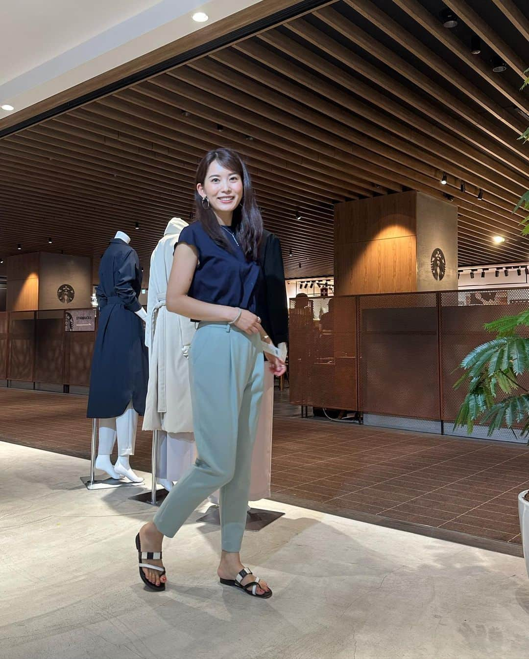 早川茉希さんのインスタグラム写真 - (早川茉希Instagram)「🧥🩷 日本橋高島屋S.C.で開かれている  @soeju_official のPOPUPに行ってきました🤍  シンプルで飽きがこなくて 迷ったらつい手に取ってしまうSOEJUのアイテム🥹🫶 仕事でもプライベートでも Tシャツとワイドパンツをヘビロテしてます！  今回もお気に入りパンツのネイビーを追加👍 大人気のカシミヤ混タートルネックも🫶🖤  くるみちゃんがオススメしてくれた マフラー付きのパッファーコートも 軽くて暖かくて色々着回せそう💞  細身のタックパンツもシルエットが綺麗で XS〜XLまでサイズ展開されてるのも嬉しい🫶🥹悩  POPUPは、日本橋高島屋S.C.5階で 20日までやっているそうです❣️  夏も好きだけど、涼しくなったら 着たいアイテムが少しずつ増えてます🥰  #ソージュ #soeju #popup #日本橋高島屋sc #30代ファッション #綺麗めコーデ #オフィスカジュアル #バッファーコート #カシミヤ混タートルネックカットソー #休日コーデ #お仕事コーデ #くるみちゃんとピアスお揃い👯‍♀️」9月16日 23時30分 - maki_hayakawa