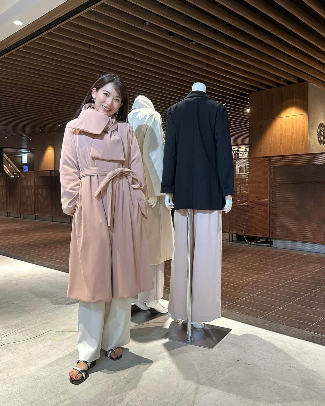 早川茉希さんのインスタグラム写真 - (早川茉希Instagram)「🧥🩷 日本橋高島屋S.C.で開かれている  @soeju_official のPOPUPに行ってきました🤍  シンプルで飽きがこなくて 迷ったらつい手に取ってしまうSOEJUのアイテム🥹🫶 仕事でもプライベートでも Tシャツとワイドパンツをヘビロテしてます！  今回もお気に入りパンツのネイビーを追加👍 大人気のカシミヤ混タートルネックも🫶🖤  くるみちゃんがオススメしてくれた マフラー付きのパッファーコートも 軽くて暖かくて色々着回せそう💞  細身のタックパンツもシルエットが綺麗で XS〜XLまでサイズ展開されてるのも嬉しい🫶🥹悩  POPUPは、日本橋高島屋S.C.5階で 20日までやっているそうです❣️  夏も好きだけど、涼しくなったら 着たいアイテムが少しずつ増えてます🥰  #ソージュ #soeju #popup #日本橋高島屋sc #30代ファッション #綺麗めコーデ #オフィスカジュアル #バッファーコート #カシミヤ混タートルネックカットソー #休日コーデ #お仕事コーデ #くるみちゃんとピアスお揃い👯‍♀️」9月16日 23時30分 - maki_hayakawa