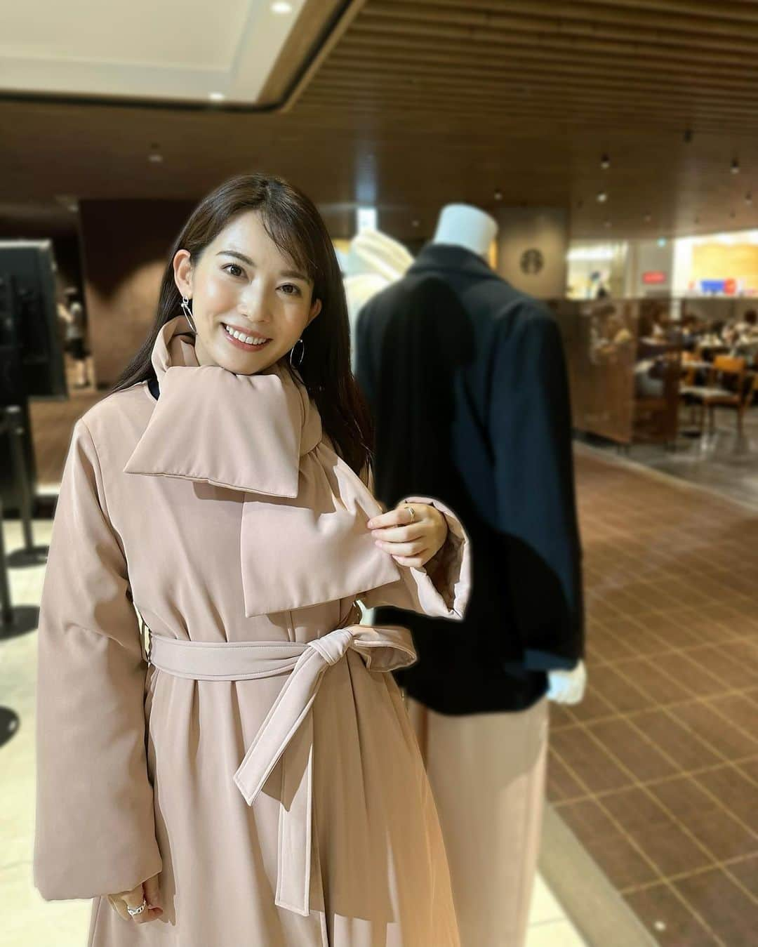 早川茉希さんのインスタグラム写真 - (早川茉希Instagram)「🧥🩷 日本橋高島屋S.C.で開かれている  @soeju_official のPOPUPに行ってきました🤍  シンプルで飽きがこなくて 迷ったらつい手に取ってしまうSOEJUのアイテム🥹🫶 仕事でもプライベートでも Tシャツとワイドパンツをヘビロテしてます！  今回もお気に入りパンツのネイビーを追加👍 大人気のカシミヤ混タートルネックも🫶🖤  くるみちゃんがオススメしてくれた マフラー付きのパッファーコートも 軽くて暖かくて色々着回せそう💞  細身のタックパンツもシルエットが綺麗で XS〜XLまでサイズ展開されてるのも嬉しい🫶🥹悩  POPUPは、日本橋高島屋S.C.5階で 20日までやっているそうです❣️  夏も好きだけど、涼しくなったら 着たいアイテムが少しずつ増えてます🥰  #ソージュ #soeju #popup #日本橋高島屋sc #30代ファッション #綺麗めコーデ #オフィスカジュアル #バッファーコート #カシミヤ混タートルネックカットソー #休日コーデ #お仕事コーデ #くるみちゃんとピアスお揃い👯‍♀️」9月16日 23時30分 - maki_hayakawa