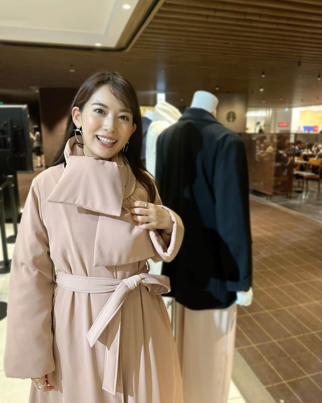 早川茉希さんのインスタグラム写真 - (早川茉希Instagram)「🧥🩷 日本橋高島屋S.C.で開かれている  @soeju_official のPOPUPに行ってきました🤍  シンプルで飽きがこなくて 迷ったらつい手に取ってしまうSOEJUのアイテム🥹🫶 仕事でもプライベートでも Tシャツとワイドパンツをヘビロテしてます！  今回もお気に入りパンツのネイビーを追加👍 大人気のカシミヤ混タートルネックも🫶🖤  くるみちゃんがオススメしてくれた マフラー付きのパッファーコートも 軽くて暖かくて色々着回せそう💞  細身のタックパンツもシルエットが綺麗で XS〜XLまでサイズ展開されてるのも嬉しい🫶🥹悩  POPUPは、日本橋高島屋S.C.5階で 20日までやっているそうです❣️  夏も好きだけど、涼しくなったら 着たいアイテムが少しずつ増えてます🥰  #ソージュ #soeju #popup #日本橋高島屋sc #30代ファッション #綺麗めコーデ #オフィスカジュアル #バッファーコート #カシミヤ混タートルネックカットソー #休日コーデ #お仕事コーデ #くるみちゃんとピアスお揃い👯‍♀️」9月16日 23時30分 - maki_hayakawa