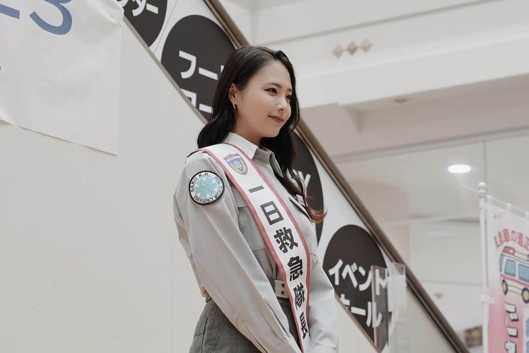 武藤千春のインスタグラム：「9月9日・救急の日に開催された 佐久広域連合消防本部による 「救急フェア2023 〜あなたの勇気が命を救う〜」にて 一日救急隊長に任命していただきました！  一日救急隊員に任命されたこもろんをはじめとする 佐久広域連合構成市町村のキャラクターたちと一緒に 素早い救命処置や119番通報の重要性を 様々なプログラムを通じて皆さまにお伝えしました。  私自身、防災士の資格を取得した際に 心肺蘇生法やAEDの使い方は学びましたが やはりこうして定期的に確認し シュミレーションすることが いざという時の心の備えとして非常に重要だなと実感。  身近な家族や友人、目の前にいる人の身に 突然何かが起こったとき、 誰よりも素早く適切な判断をして その人の命を守れる勇気と知恵と行動できる力を 身につけておきたいと改めて感じました。  #一日救急隊長 #佐久広域連合消防本部」