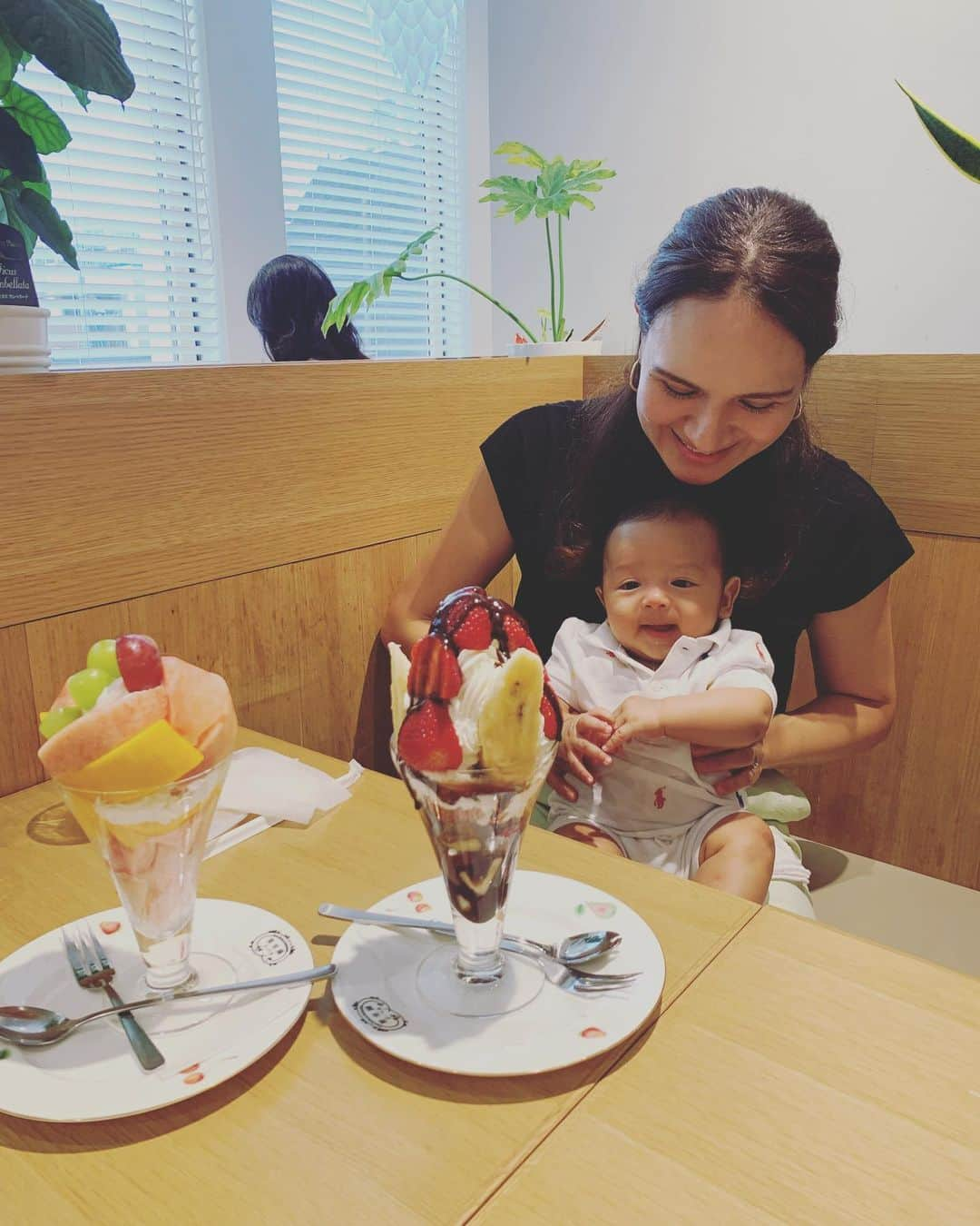 瀬間友里加のインスタグラム：「🍓🍨😋 今年の一時帰国も充実した毎日でした🇯🇵 両家の両親にたくさんお世話になり、美味しい日本食や旬のものも、たくさん食べれて幸せでした🍐🍈🐟🍇🫐🥹 2人連れも少しずつ慣れてきて3ヶ月の次男もあっという間に公園デビュー🥰ほとんど毎日付き合ってもらいました🤣 次の一時帰国まで、またシンガポールで充実させた日々を送りたいと思います😉🇸🇬 #一時帰国 #日本 #japan #吉祥寺カフェ #吉祥寺 #パフェ」