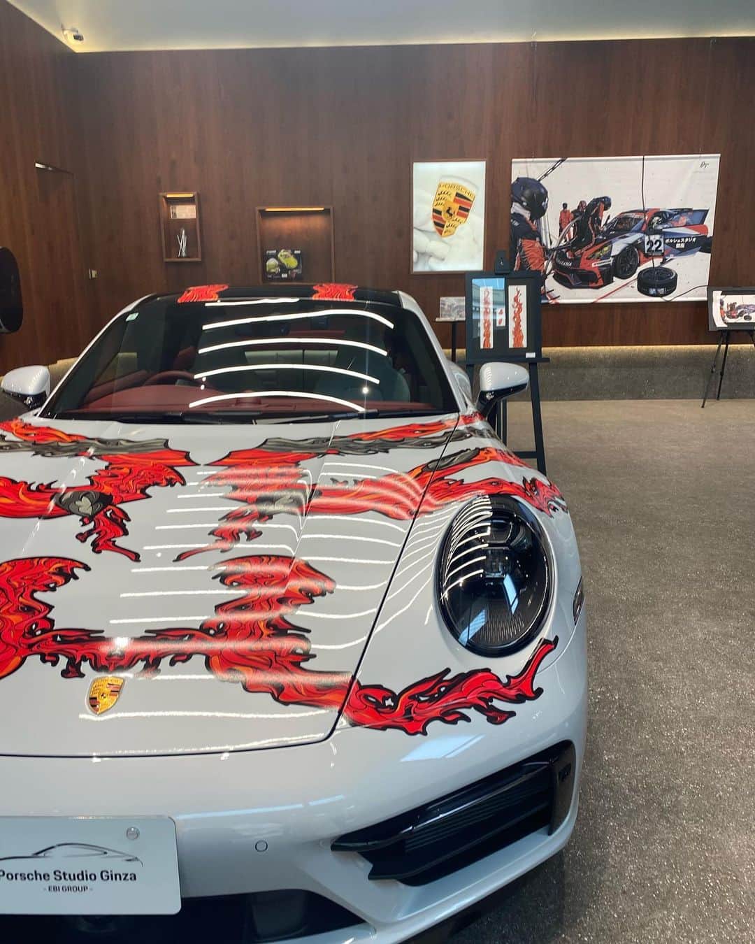 山田桃子さんのインスタグラム写真 - (山田桃子Instagram)「🏎♡ .  『Porsche × Dai Tamura Special ART exhibition』  大さんとポルシェの コラボレーション！！！ @dai.tamura   展覧会にお誘い頂き、 お邪魔しました✨  圧倒的な迫力はもちろん、 繊細で緻密な世界観。 Porscheとのカッコ良さが相俟って、 パワフルで魅力的な作品ばかりでした。  ぜひ、皆さまも 特別なアート空間に足をお運びください❤️‍🔥 @porschestudioginza   2年ぶりに会った大さんは、 顔がちっちゃくなってた気がするなぁ...  . #porsche #ポルシェ #ポルシェスタジオ銀座 #porschestudioginza #porschelife #porscheclub #porschemoment  #田村大 #daitamura  #山田桃子」9月16日 23時37分 - momomdoll