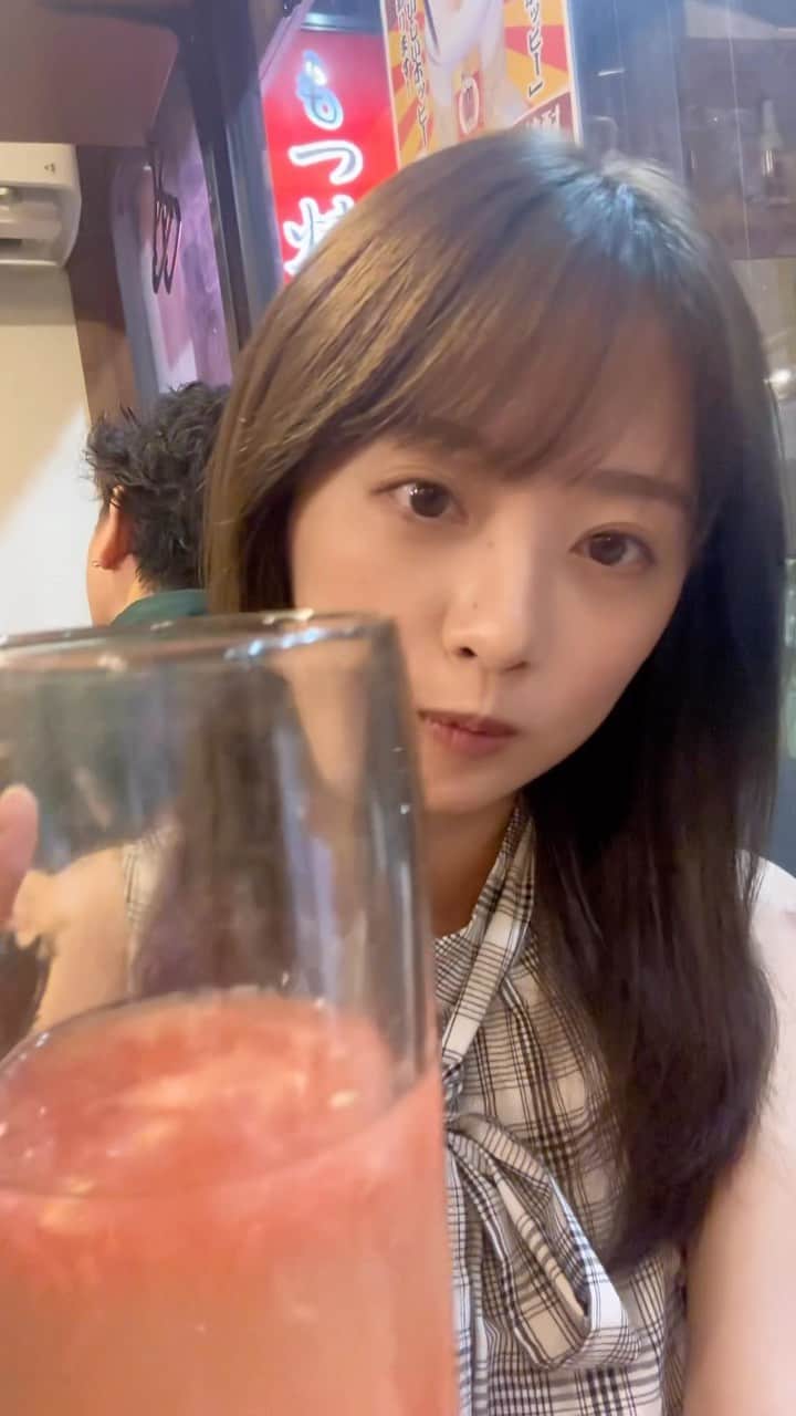 のインスタグラム：「ただ飲んでるだけ🍺の動画🤘  みんなはどんなお酒が好きー？  私は甘いカクテルと日本酒🍶  #ハイボール #焼酎 #日本酒 #ビール」