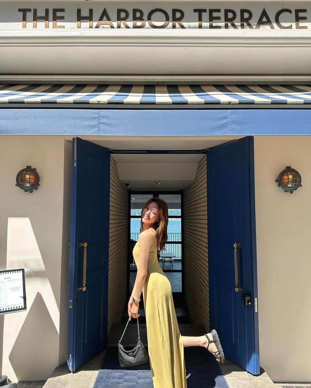 志田友美（ゆうみん）さんのインスタグラム写真 - (志田友美（ゆうみん）Instagram)「最高なホテル発見🥹💭 目の前が海でご飯もとーーってもおいしかった！ ここで飲むワインが最高なのよ。🍷✌🏼 プールの温度もちょうど良くて浅めのところで子供達遊んだりして👙✨ なによりみんなで行って楽しさ増し😙⤴︎ 子連れにも優しいのでとってもおすすめです🤍   🏨 @the_harbor_terrace.official #ハーバーテラス #子連れホテル #海が見えるホテル」9月16日 23時38分 - yuumi_shida