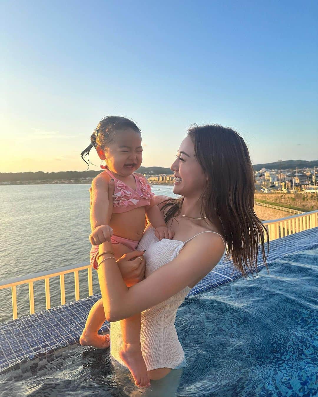 志田友美（ゆうみん）さんのインスタグラム写真 - (志田友美（ゆうみん）Instagram)「最高なホテル発見🥹💭 目の前が海でご飯もとーーってもおいしかった！ ここで飲むワインが最高なのよ。🍷✌🏼 プールの温度もちょうど良くて浅めのところで子供達遊んだりして👙✨ なによりみんなで行って楽しさ増し😙⤴︎ 子連れにも優しいのでとってもおすすめです🤍   🏨 @the_harbor_terrace.official #ハーバーテラス #子連れホテル #海が見えるホテル」9月16日 23時38分 - yuumi_shida