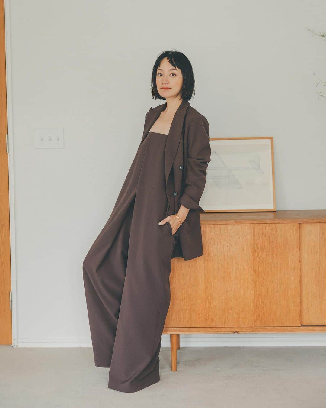 オブレクトのインスタグラム：「Miyako Takayama × oblekt  新ヴィジュアルが公開されました✨ 今すぐ着られて、秋冬も大活躍なアイテムたちです🌿  こちらはオケージョンジャケットと同素材のオールインワン✨  大人気のオケージョンオールインワンと同素材のジャケットは、どんな体系のお客様でも綺麗に着こなせるように、すっきりとしたシャープな肩のシルエット、ゆとりがありつつも細身のラインにこだわった、オブレクト定番のジャケットです🌿 オールインワンはベアトップタイプ。 肩紐は取り外したり長さの調整が出来るので、インナーとのバランスや着たい雰囲気で調整していただけます。 ベアで着用した時に下がって来ないよう、バスト部分に太めのゴムを入れていてフィット感があります。 フロントに入った深めのタックとワイドなパンツのシルエットがモードな印象です。 シャツやカットソー、ニットなどをレイヤードして大人カジュアルなスタイリングも楽しんでいただける一枚。  詳しくはoblekt 公式オンラインショップをご覧ください✨  #oblekt #オブレクト #高山都」